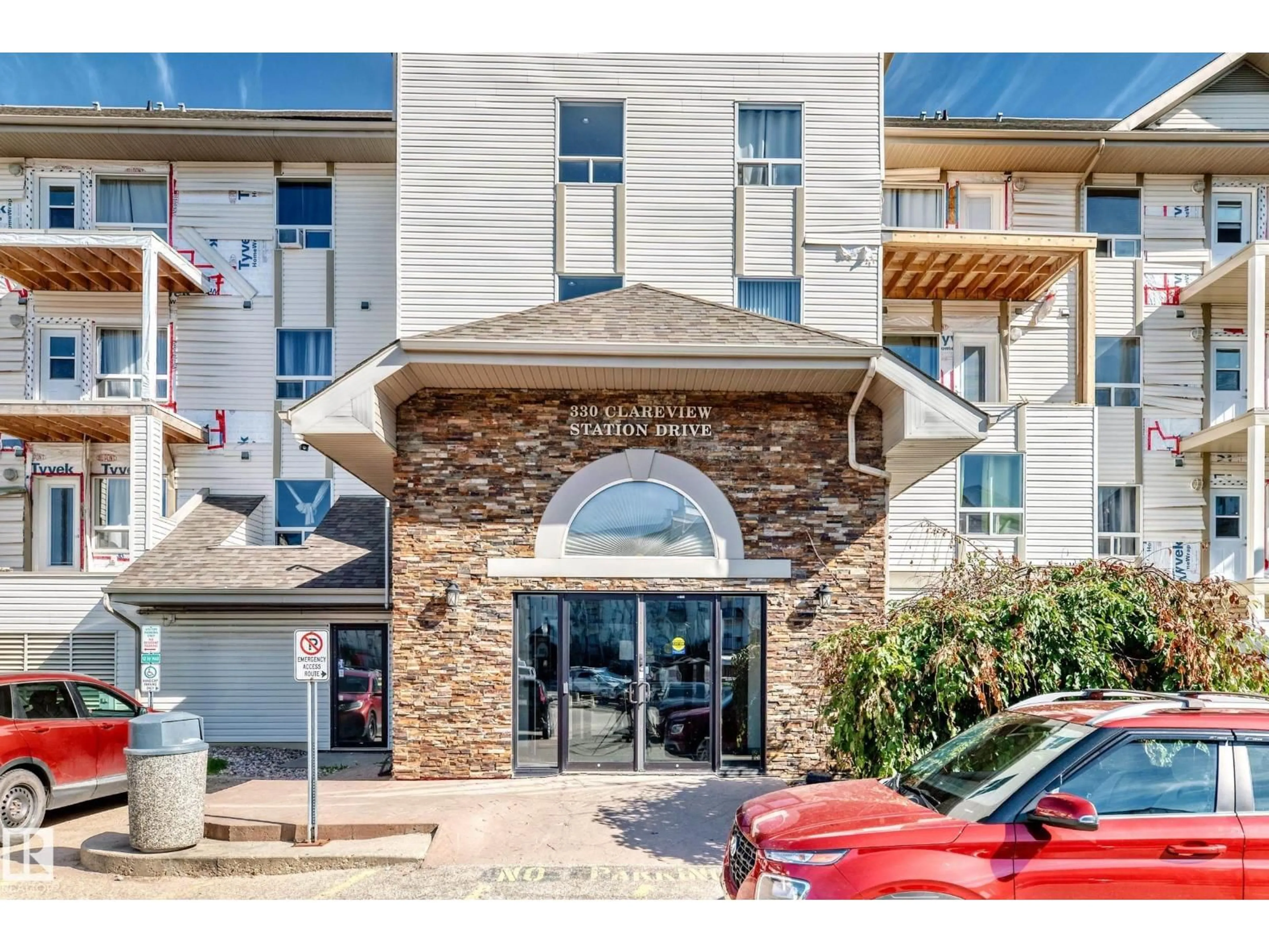 Indoor foyer for 1303 CLAREVIEW STATION DR, Edmonton Alberta T5Y0E6