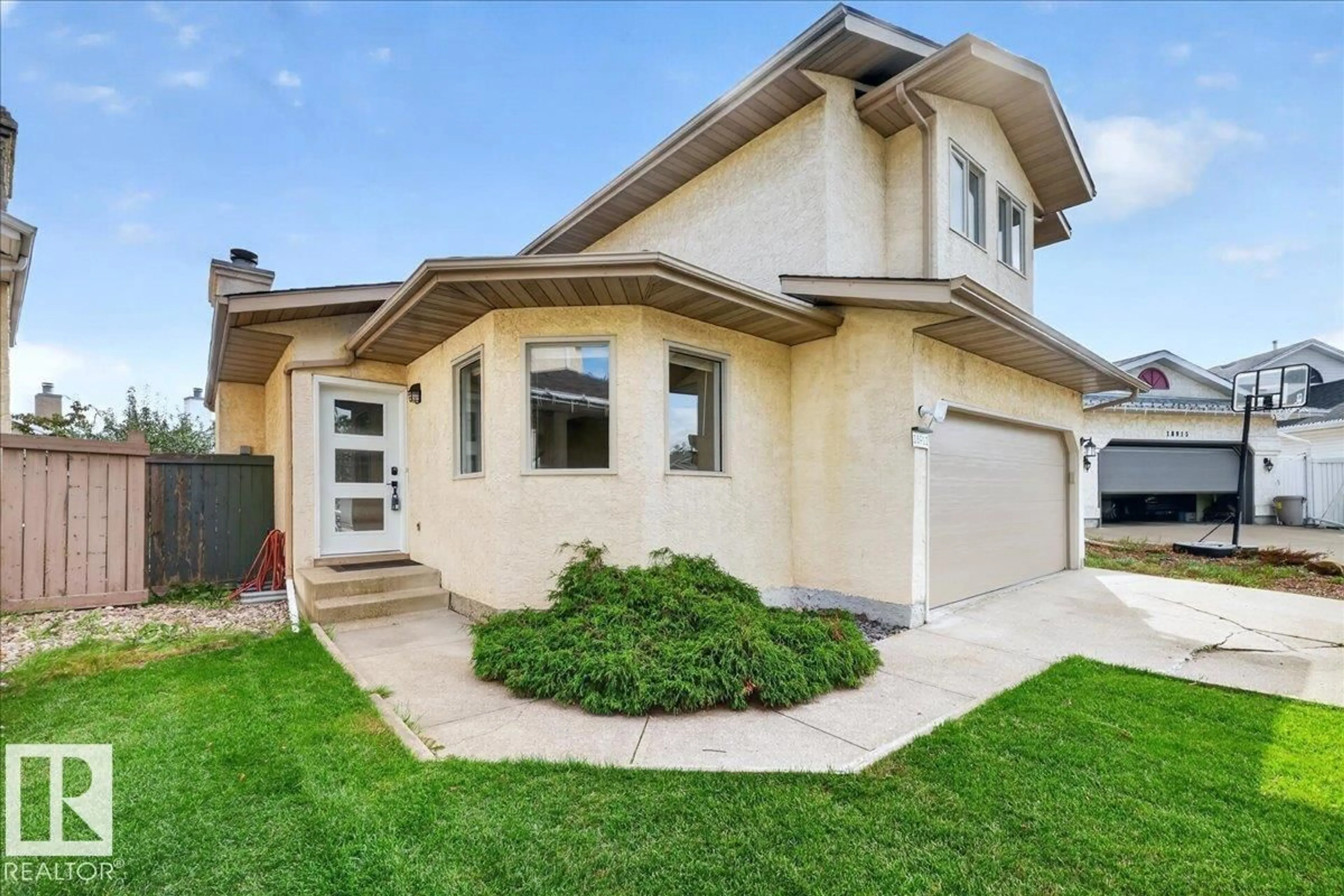 Home with vinyl exterior material, street for 18911 58 AV, Edmonton Alberta T6M2G6