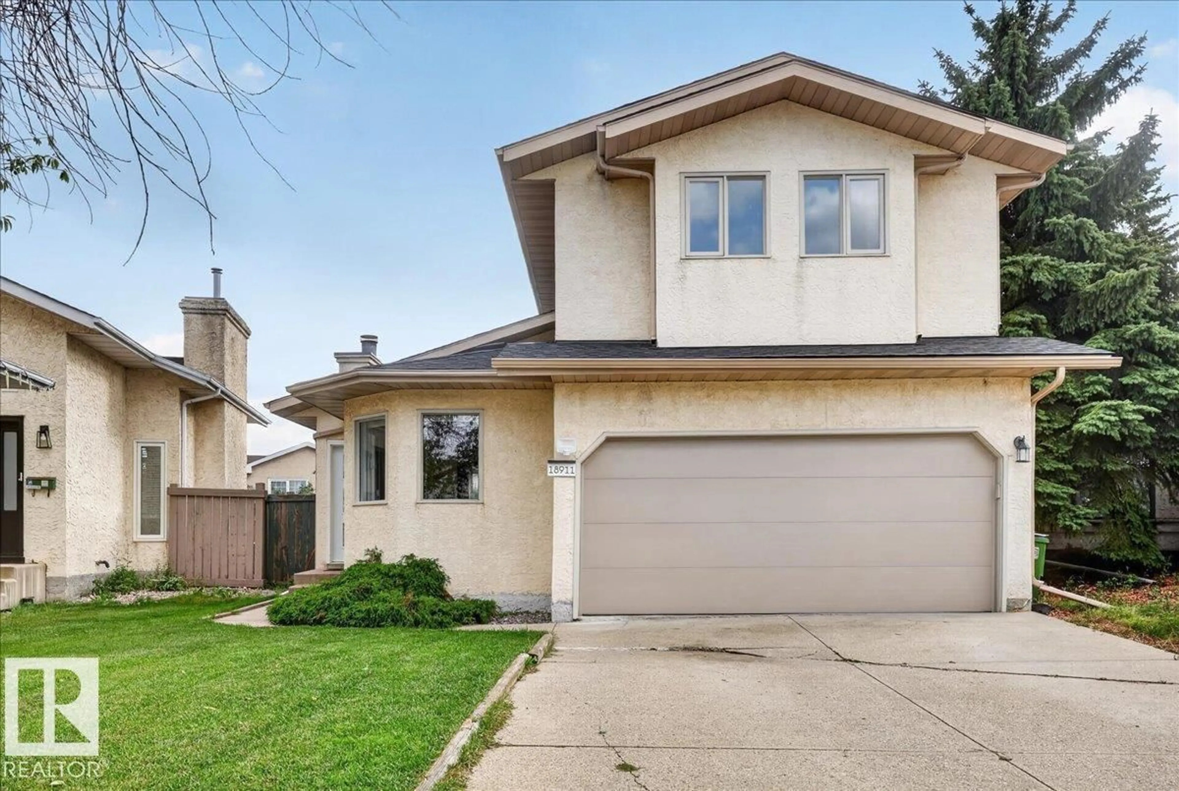Home with vinyl exterior material, street for 18911 58 AV, Edmonton Alberta T6M2G6