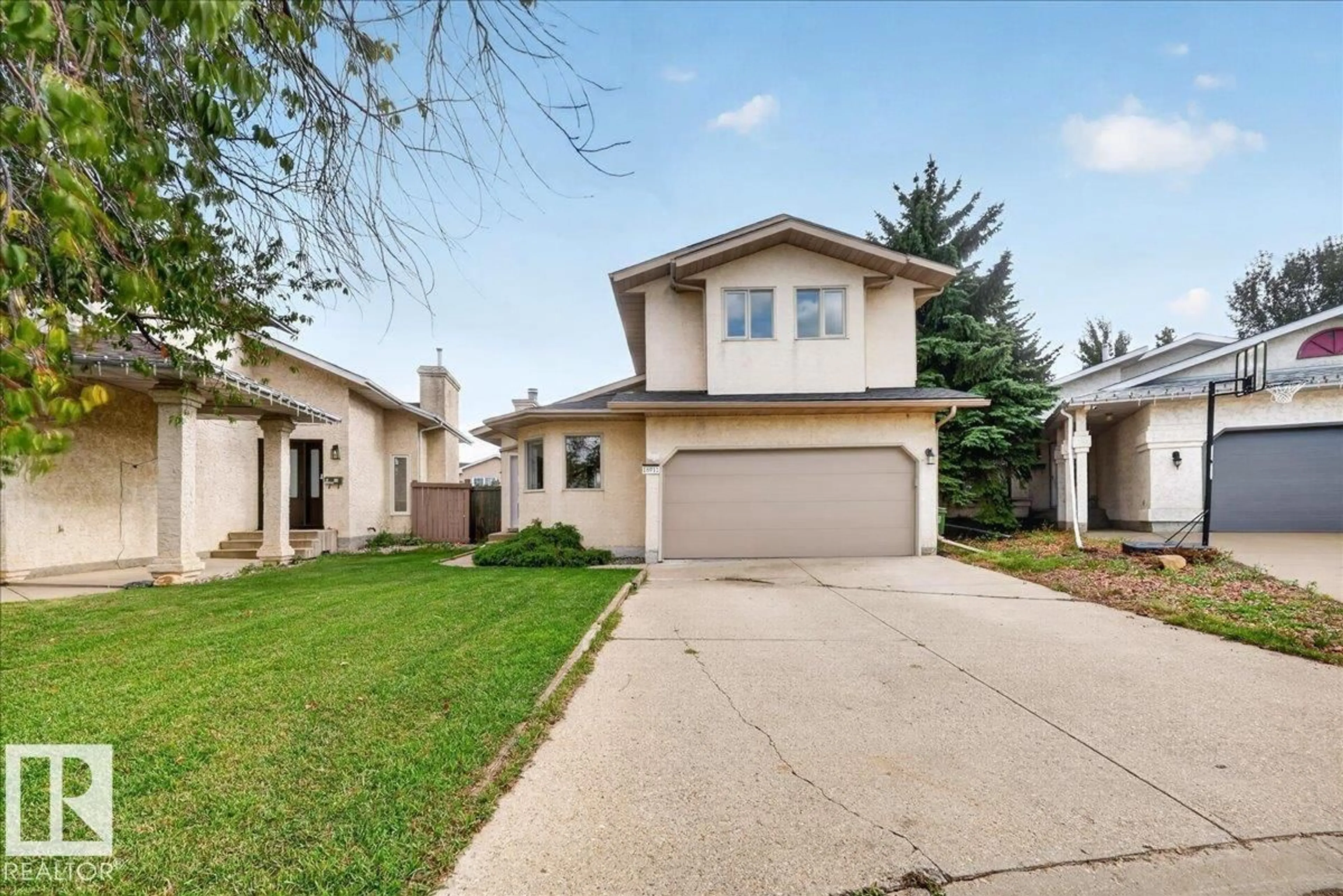 Home with vinyl exterior material, street for 18911 58 AV, Edmonton Alberta T6M2G6