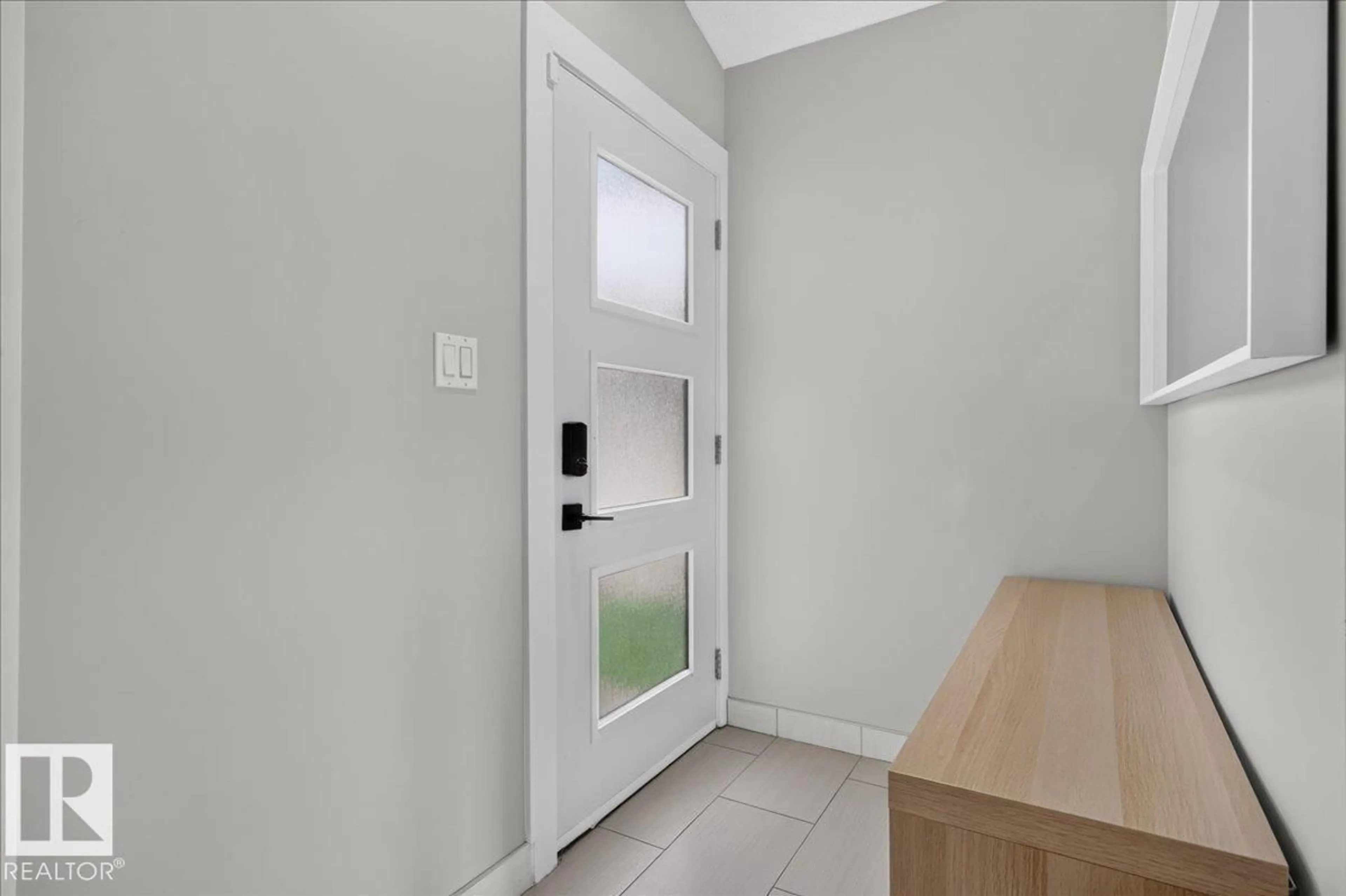 Indoor entryway for 18911 58 AV, Edmonton Alberta T6M2G6