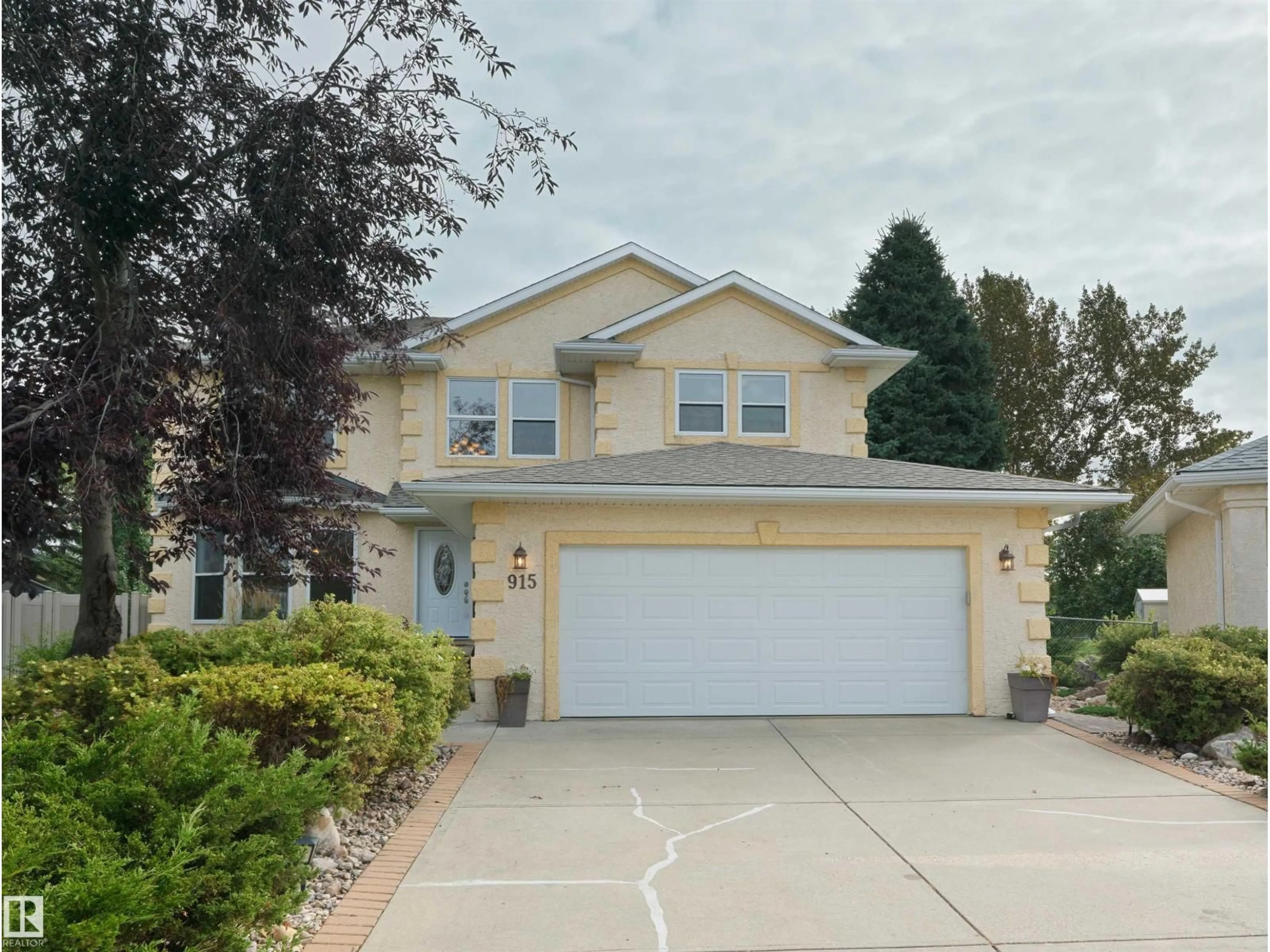 Home with vinyl exterior material, street for 915 PICARD DR, Edmonton Alberta T5T6H2