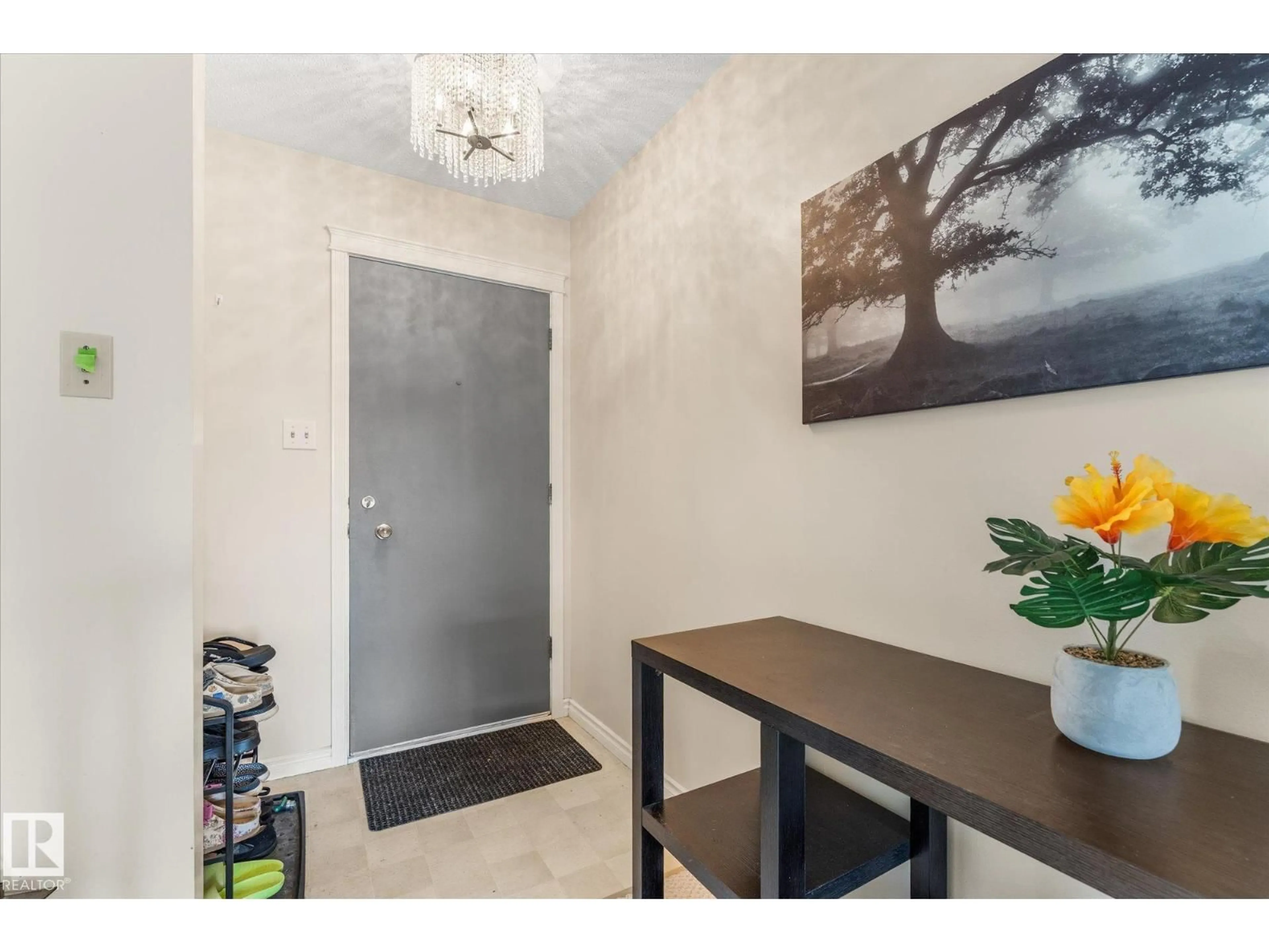 Indoor entryway for 16807 98 AVENUE NW, Edmonton Alberta T5P0G9