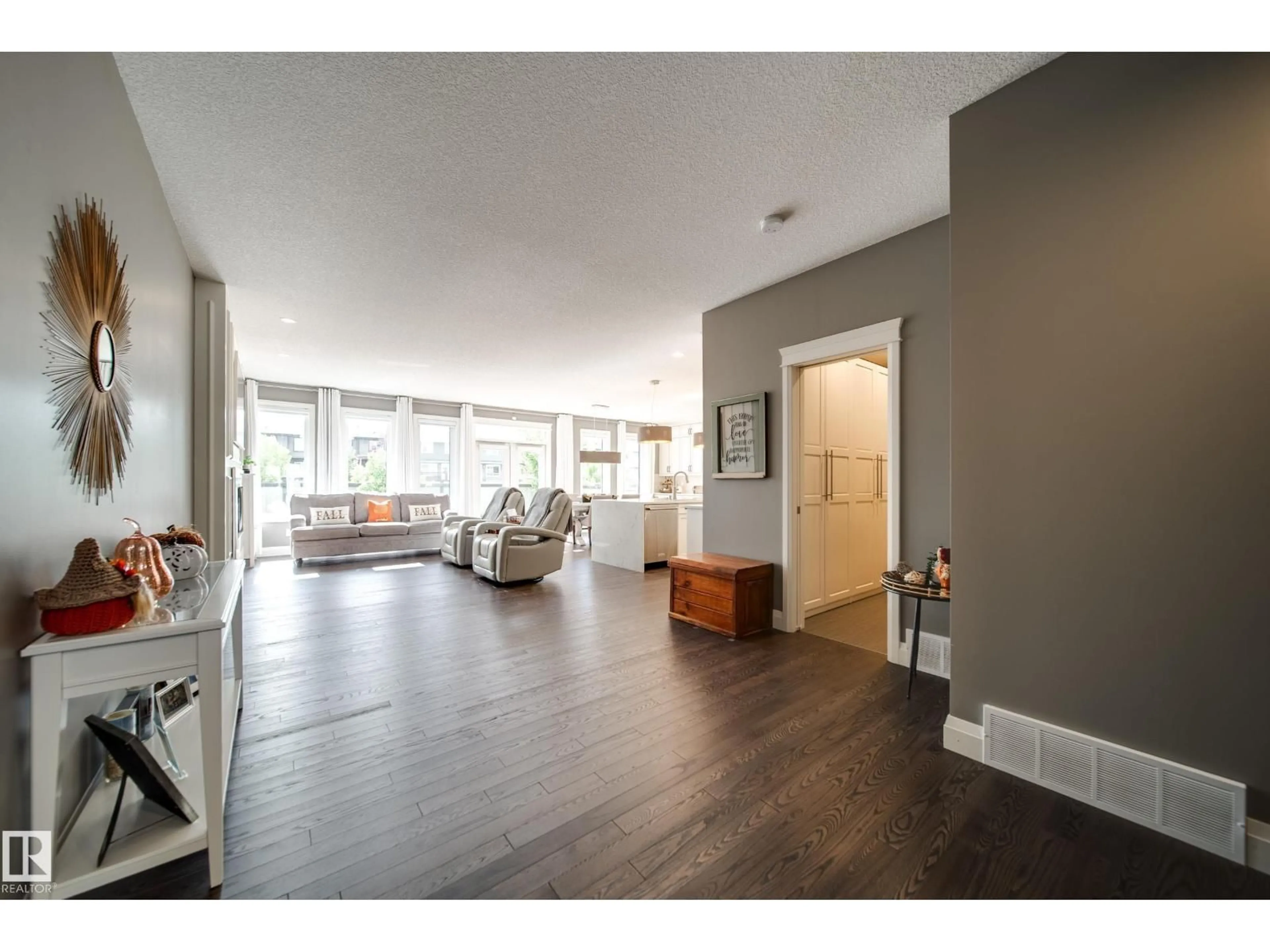 Indoor foyer for SW - 17707 9A AV, Edmonton Alberta T6W3K1