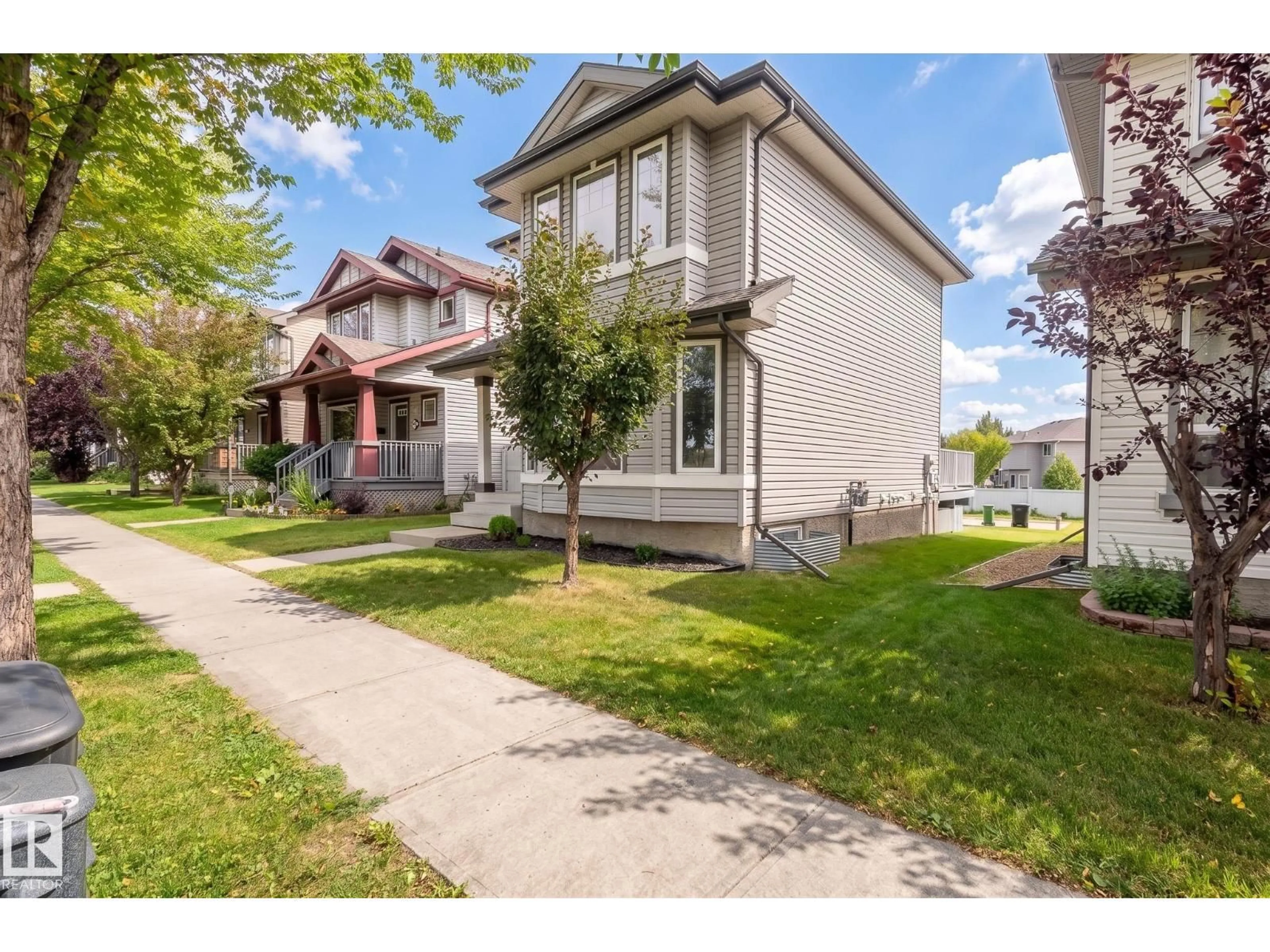 A pic from outside/outdoor area/front of a property/back of a property/a pic from drone, street for 404 HEMINGWAY RD, Edmonton Alberta T6M0J8