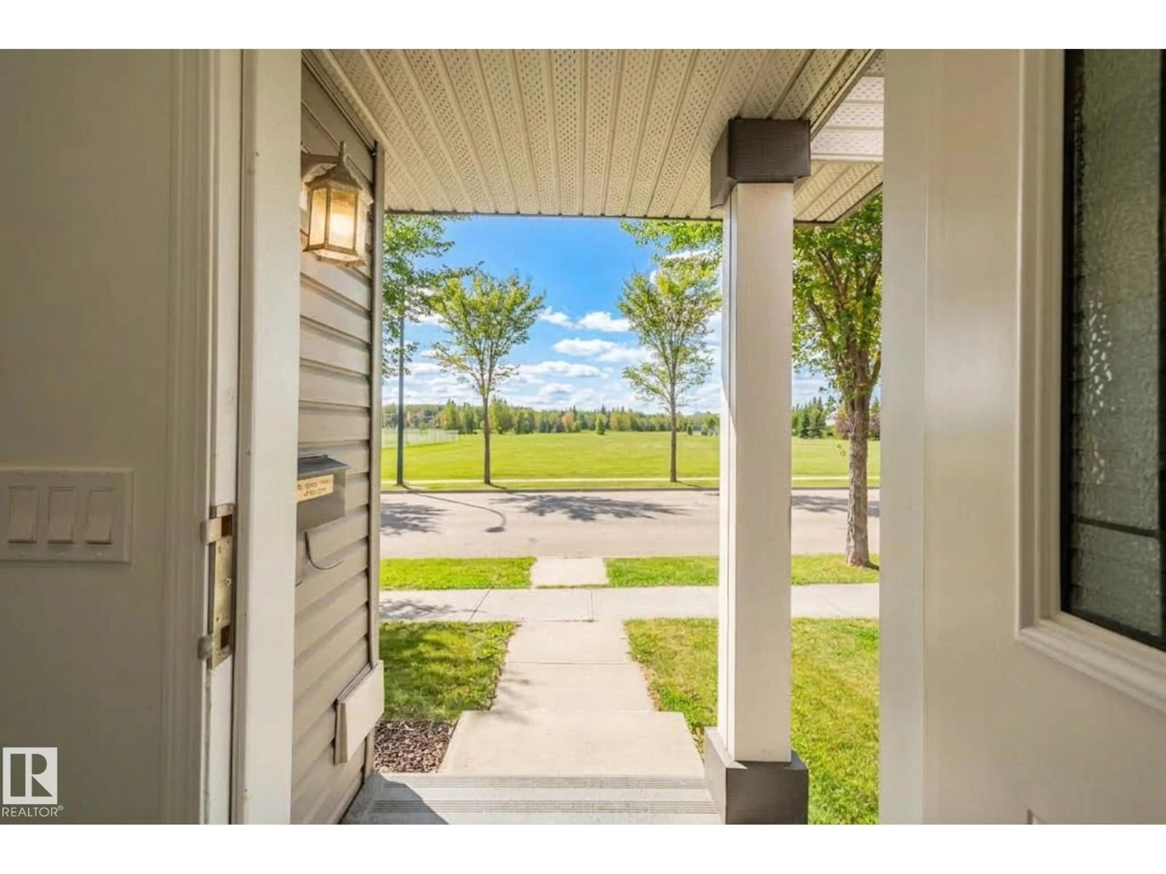 Indoor entryway for 404 HEMINGWAY RD, Edmonton Alberta T6M0J8