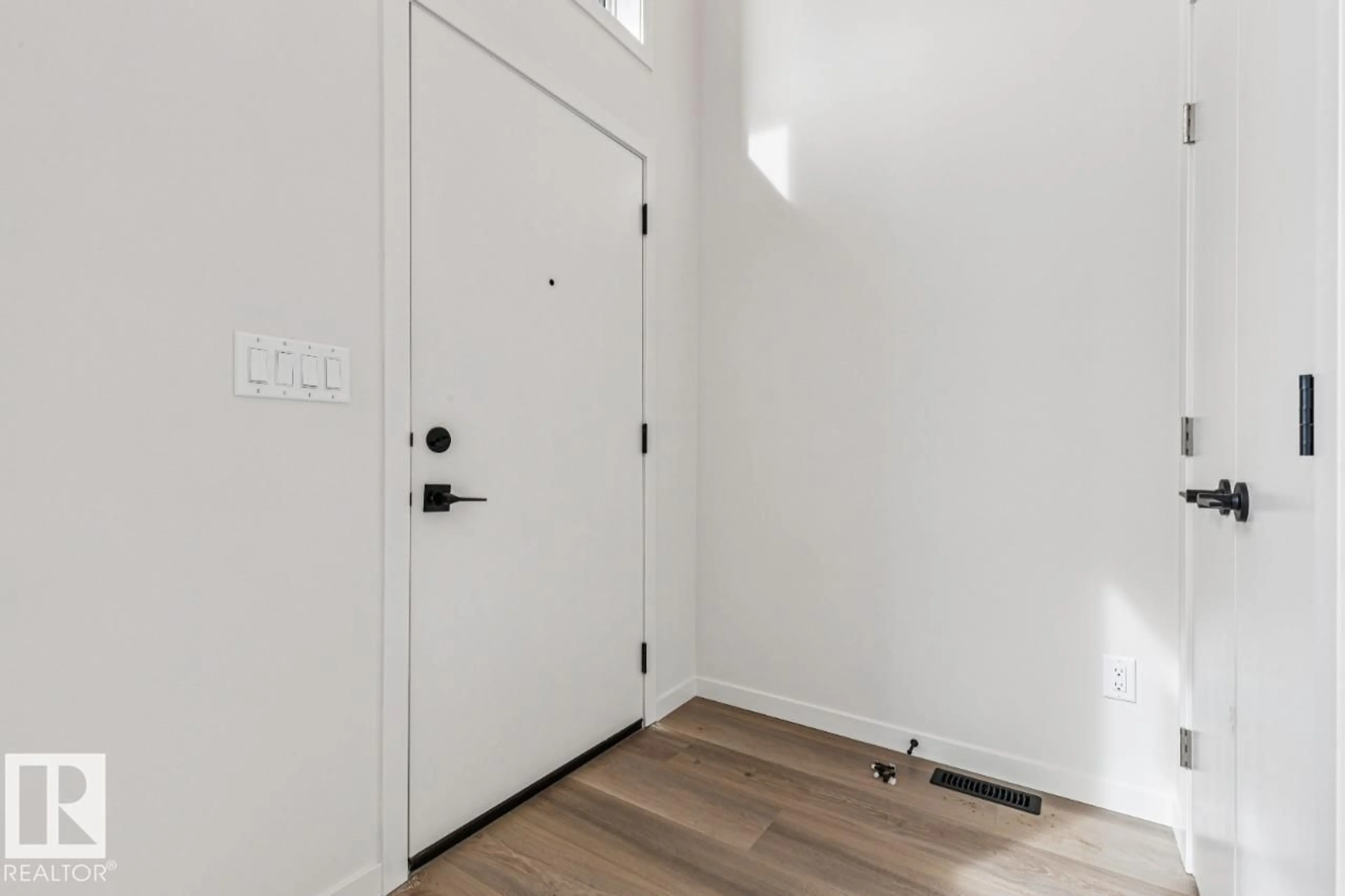 Indoor entryway for 319 30 ST, Edmonton Alberta T6X3L6