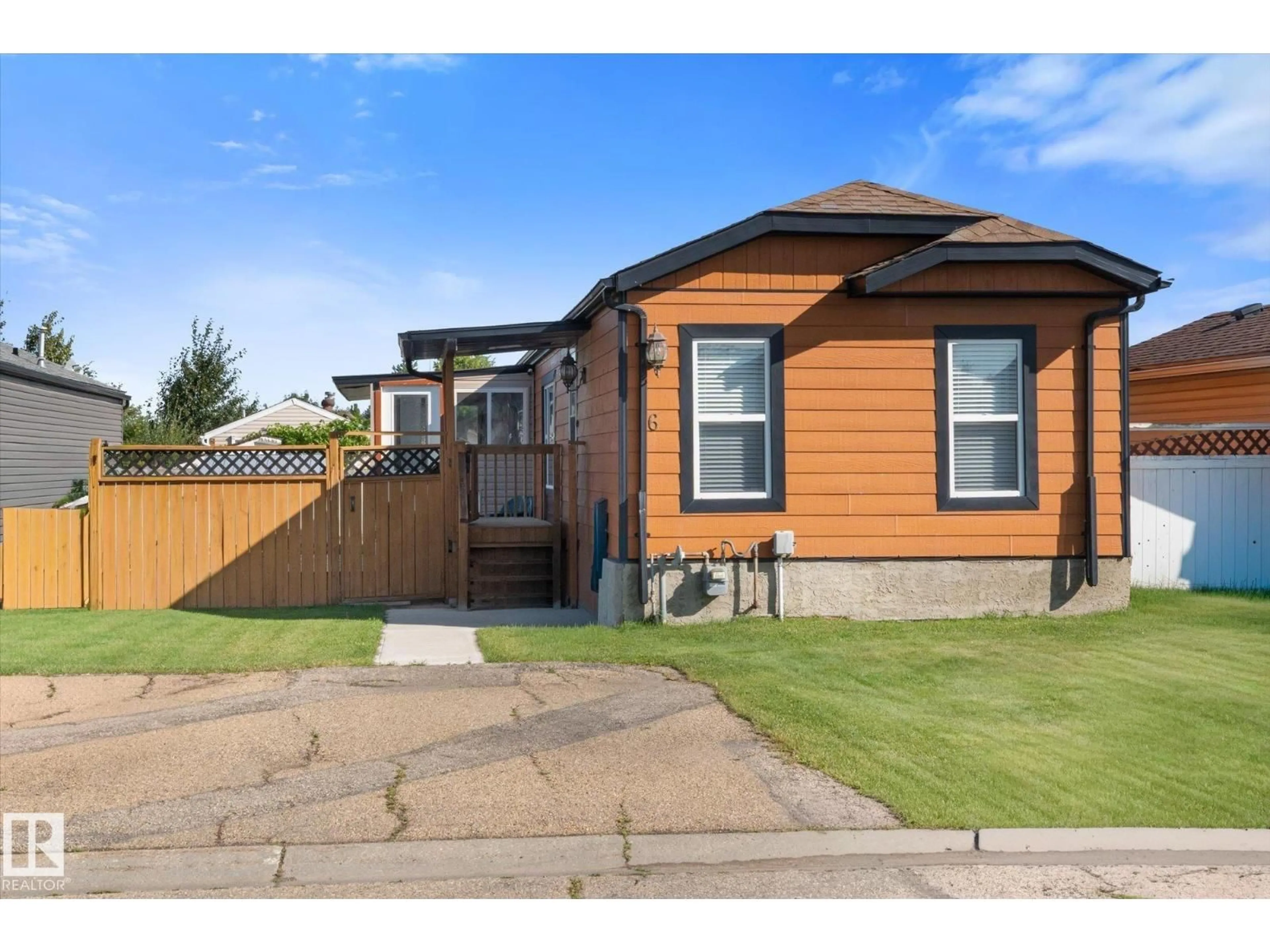 Home with vinyl exterior material, street for 6 SUNSET BV, Spruce Grove Alberta T7X3J1