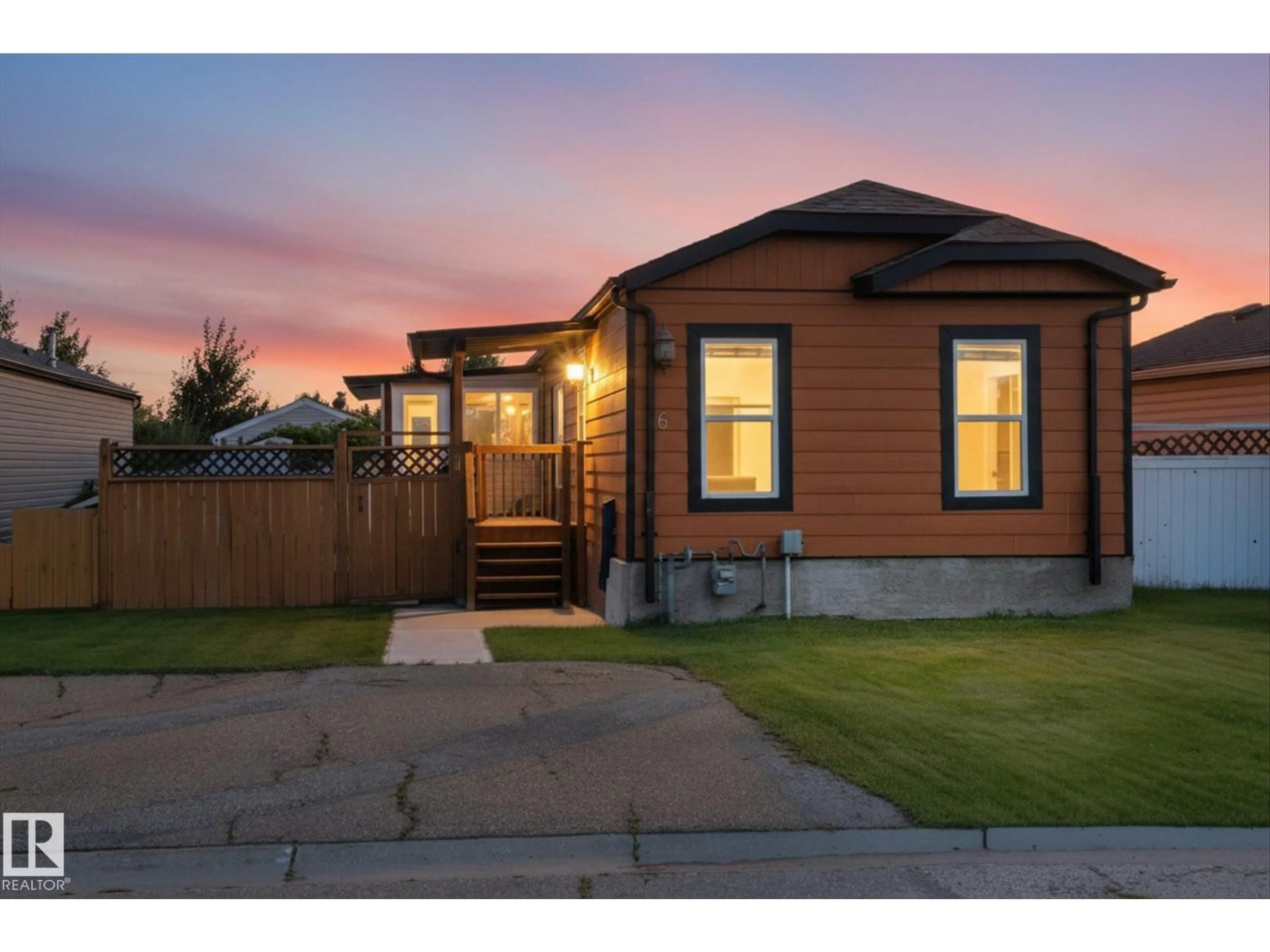 Home with vinyl exterior material, street for 6 SUNSET BV, Spruce Grove Alberta T7X3J1