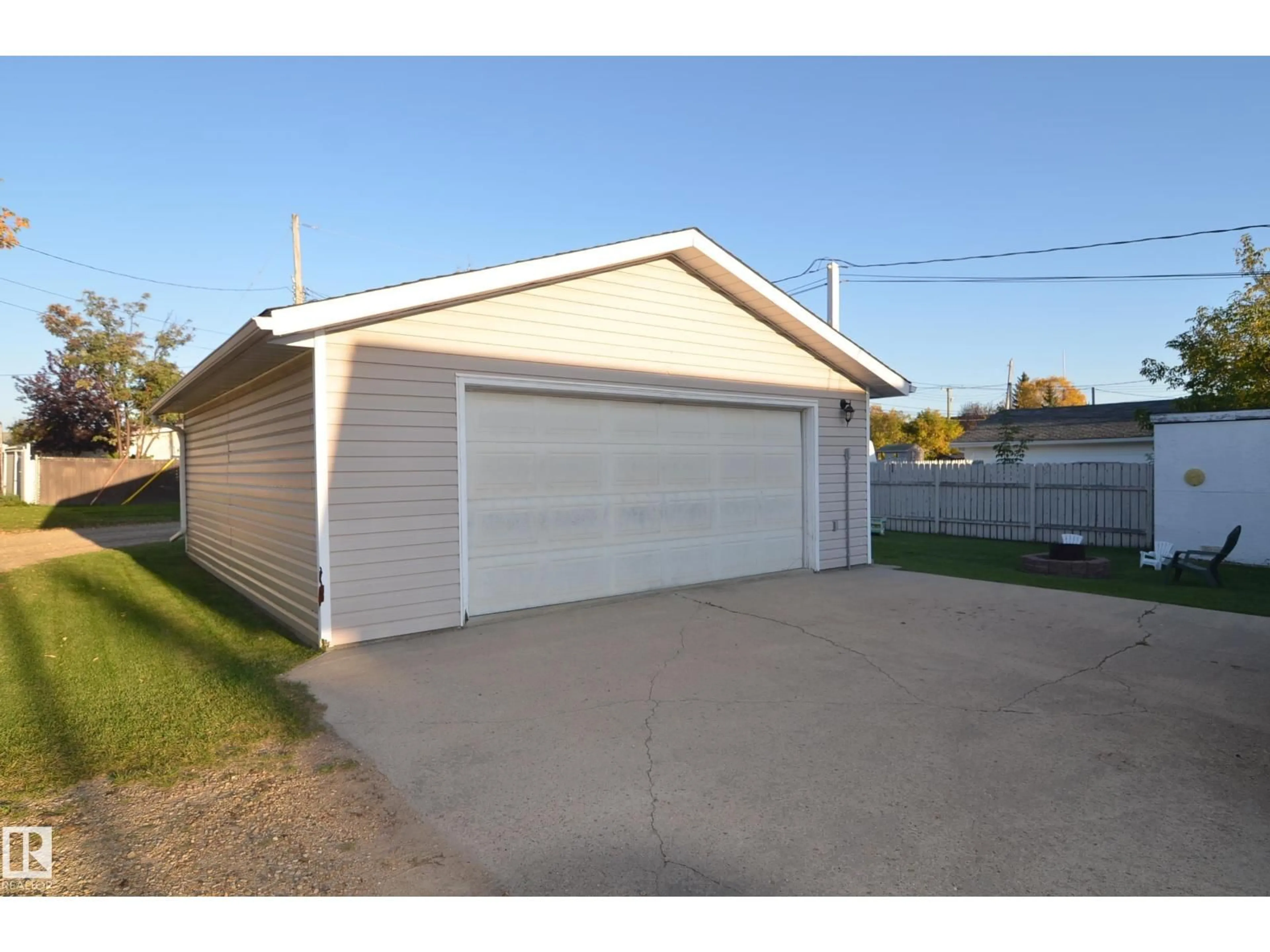 Indoor garage for 5313 57 ST, Barrhead Alberta T7N1N4