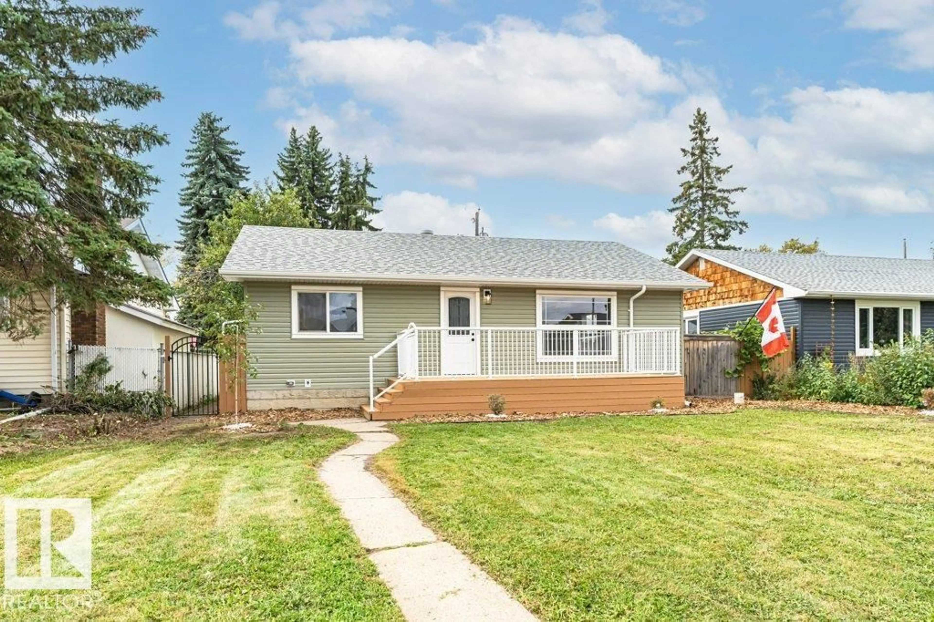Home with vinyl exterior material, street for 10624 40 ST, Edmonton Alberta T6A1T2