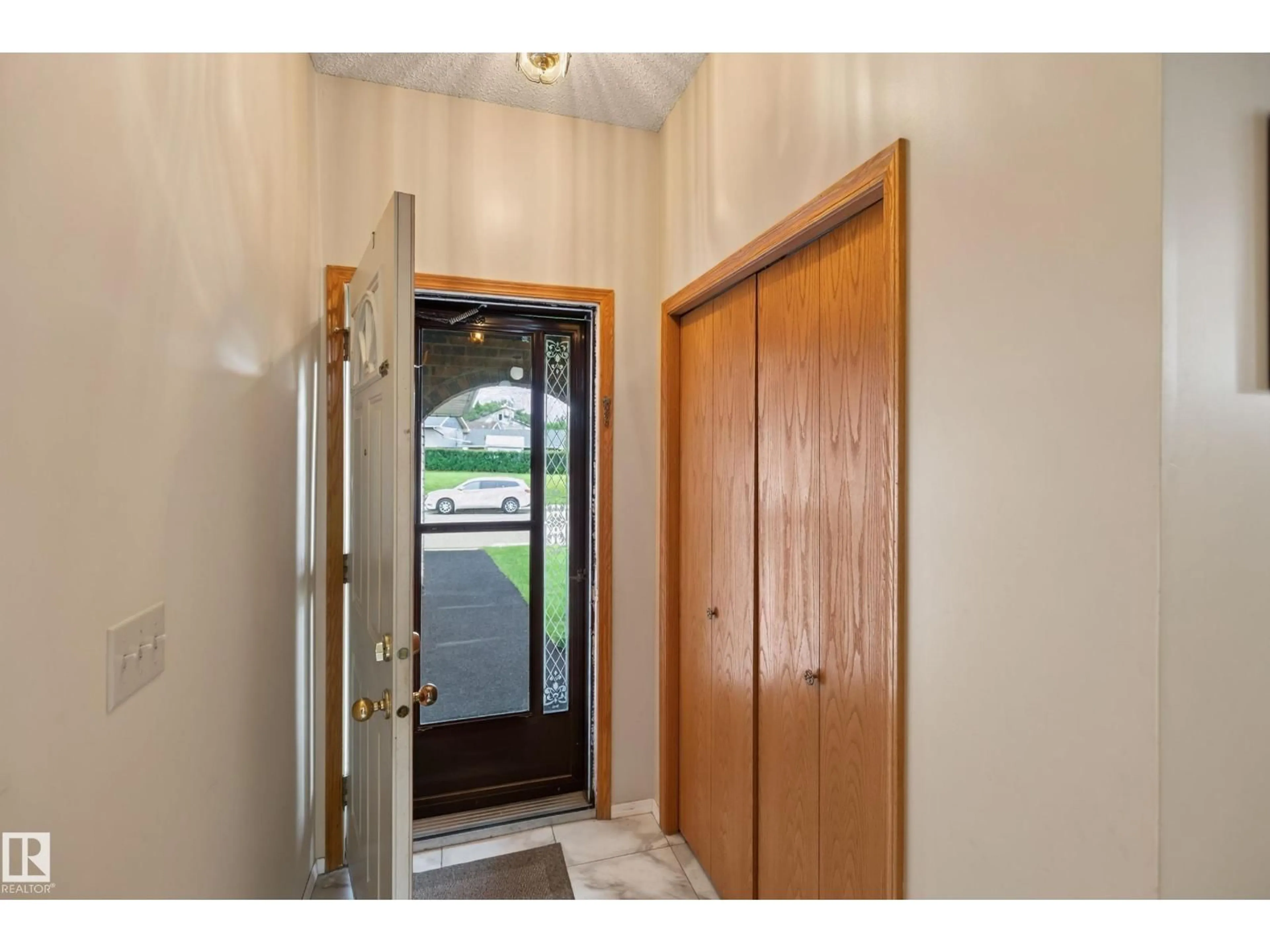 Indoor entryway for NW - 5712 123 AV, Edmonton Alberta T5W5G2