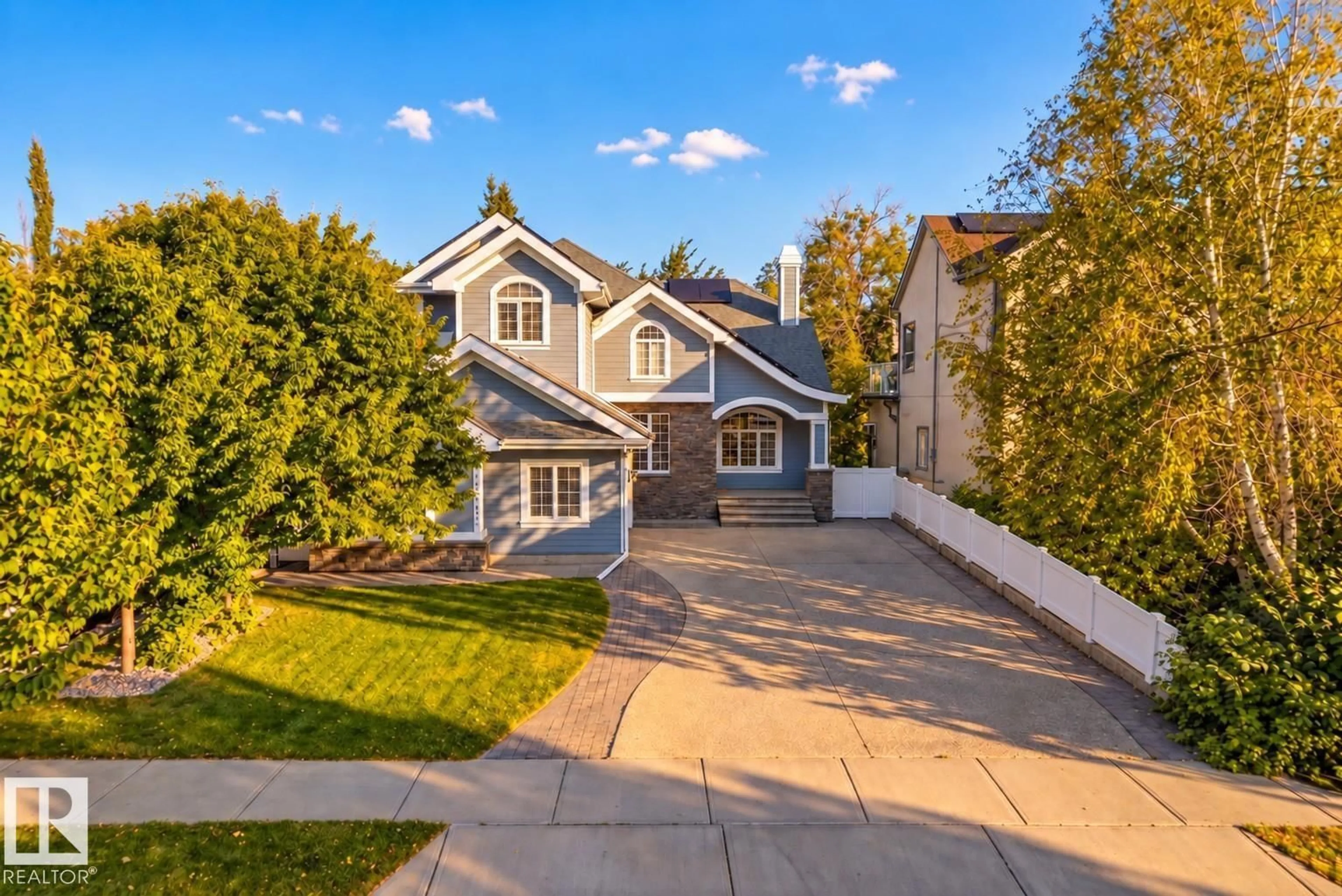 A pic from outside/outdoor area/front of a property/back of a property/a pic from drone, street for 9604 95 AV, Edmonton Alberta T6C2A4