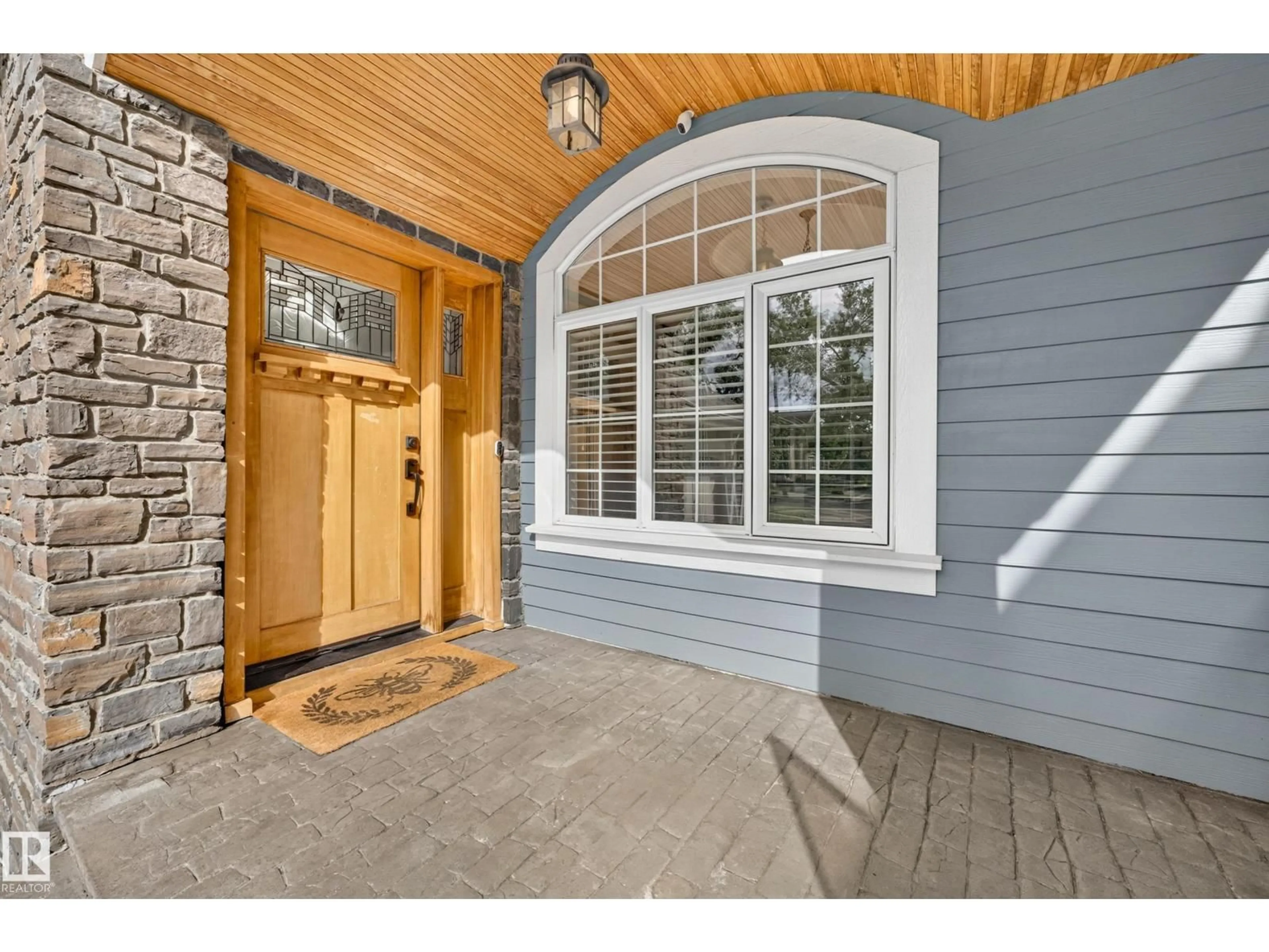 Indoor entryway for 9604 95 AV, Edmonton Alberta T6C2A4
