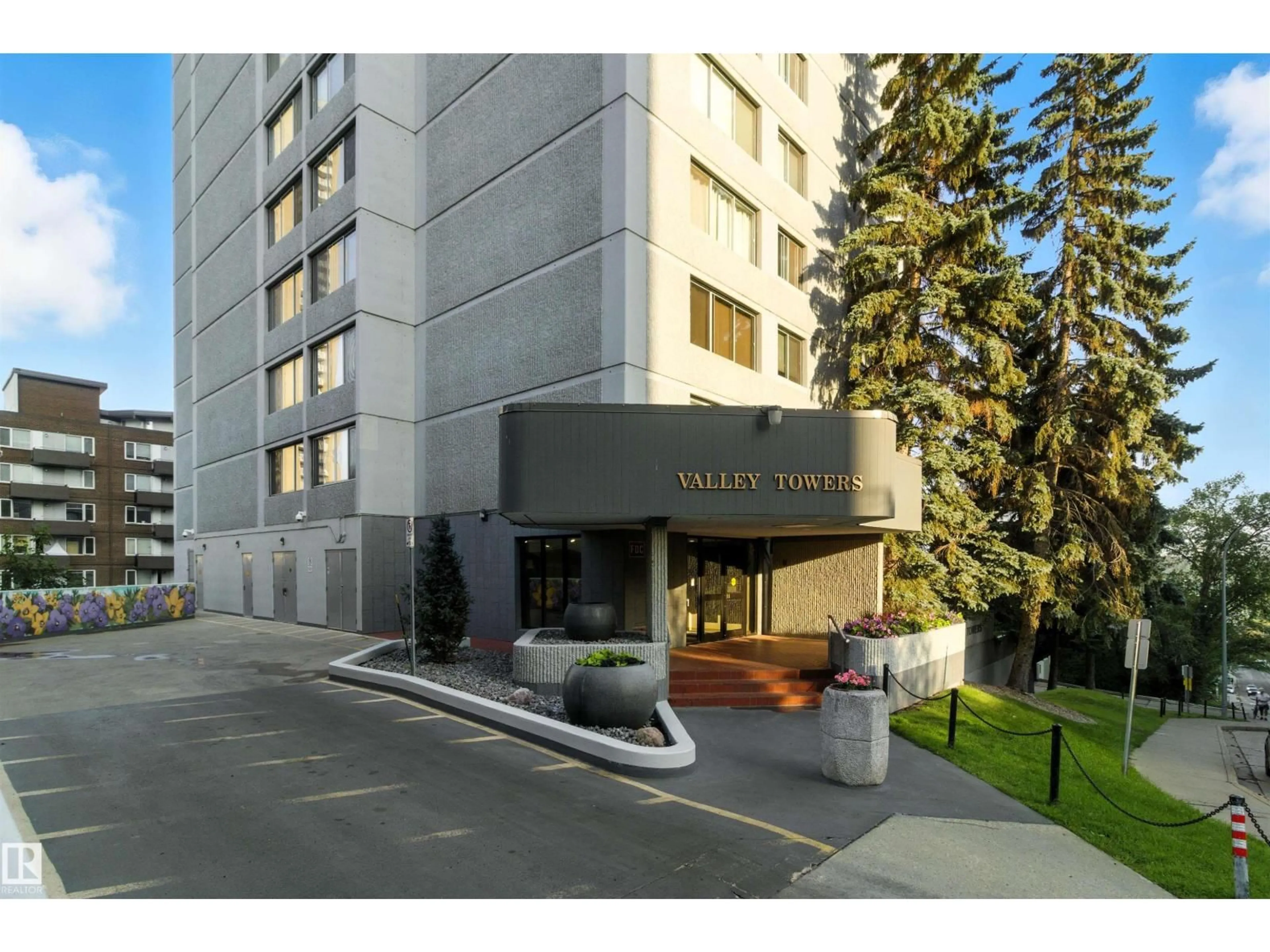 Indoor foyer for 9923 - 2202 103 ST, Edmonton Alberta T5K2J3