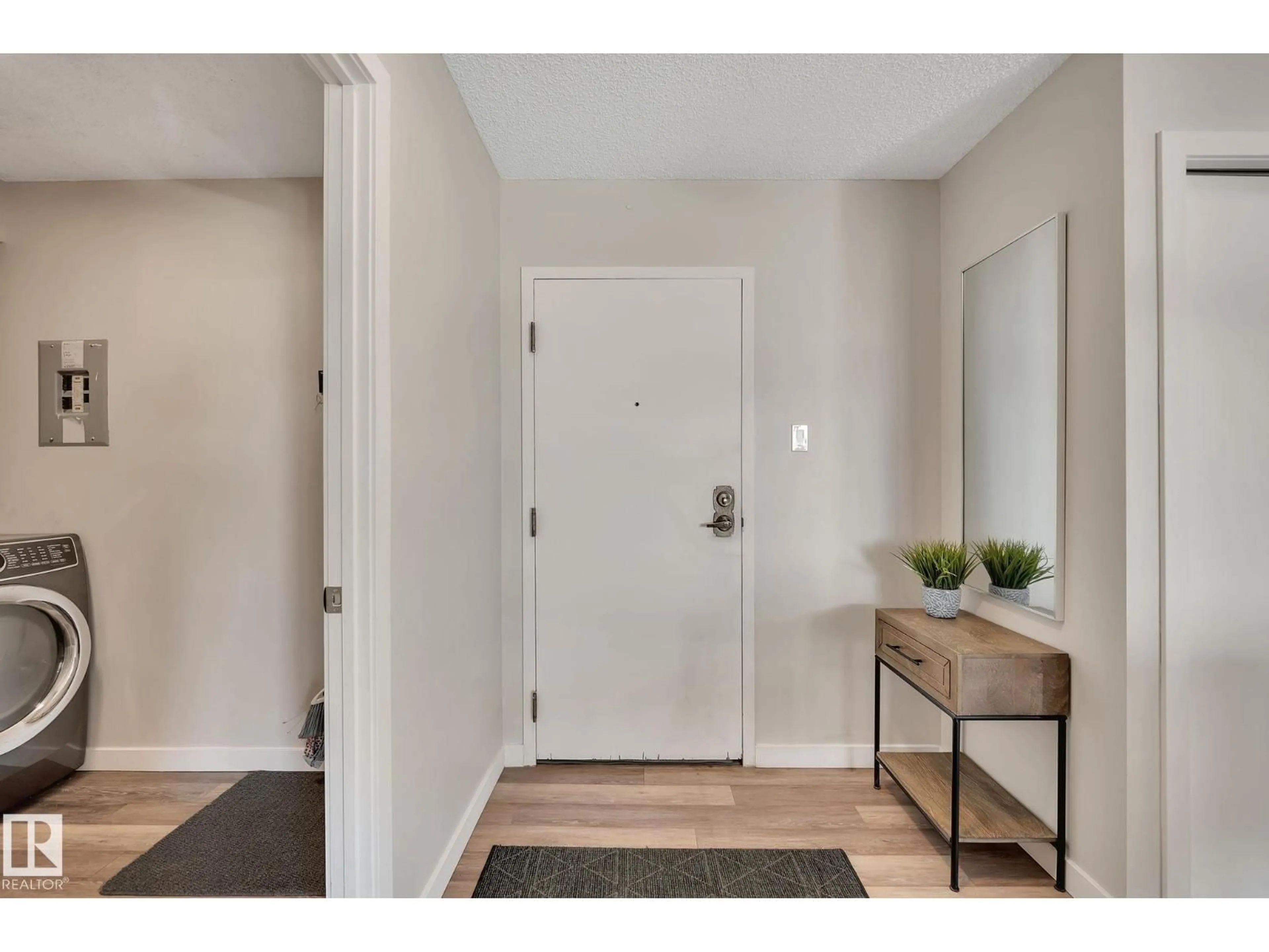 Indoor entryway for 9923 - 2202 103 ST, Edmonton Alberta T5K2J3
