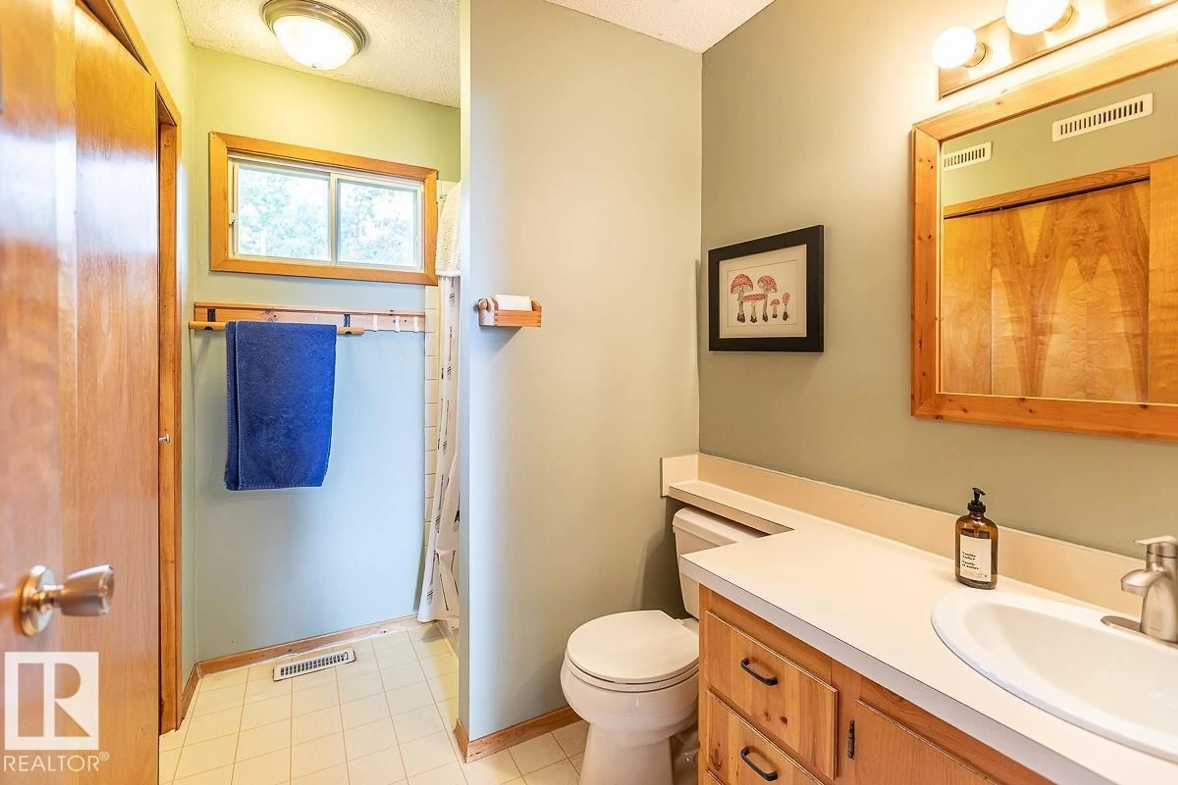 Standard bathroom, ceramic/tile floor for 11 LAKESHORE DR, Rural Leduc County Alberta T0C2C0