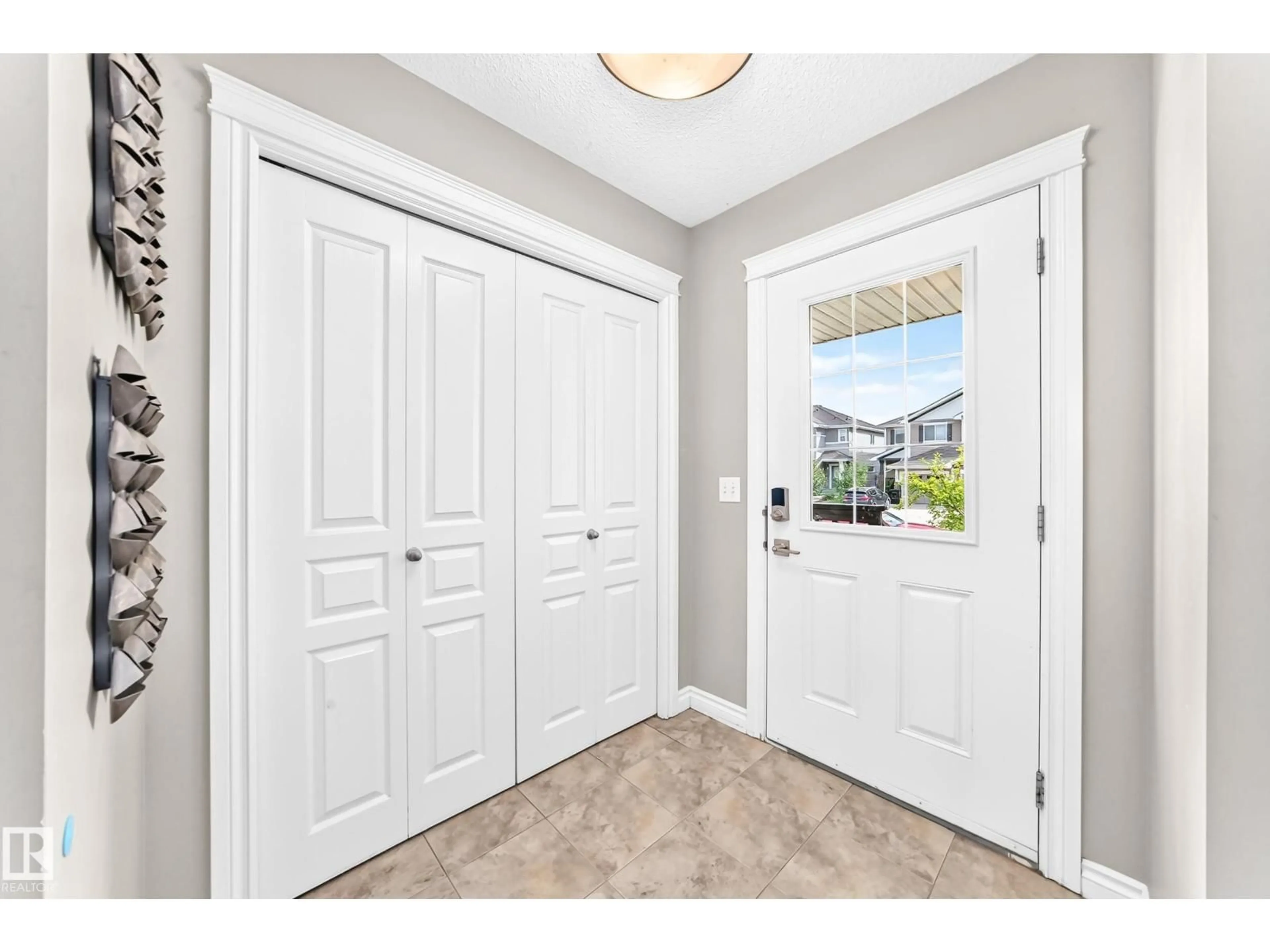 Indoor entryway for 17250 73 ST, Edmonton Alberta T5Z0L3