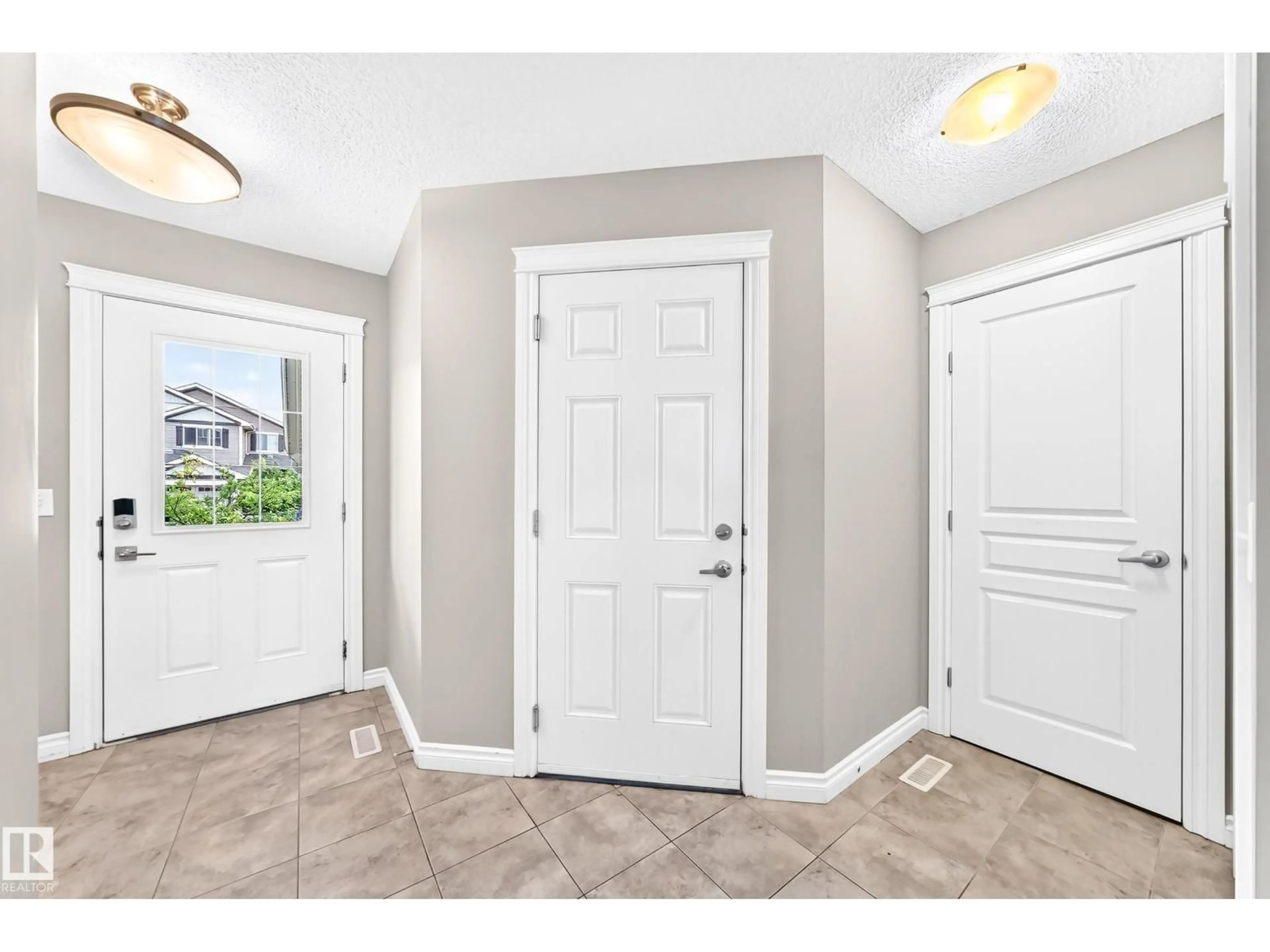 Indoor entryway for 17250 73 ST, Edmonton Alberta T5Z0L3