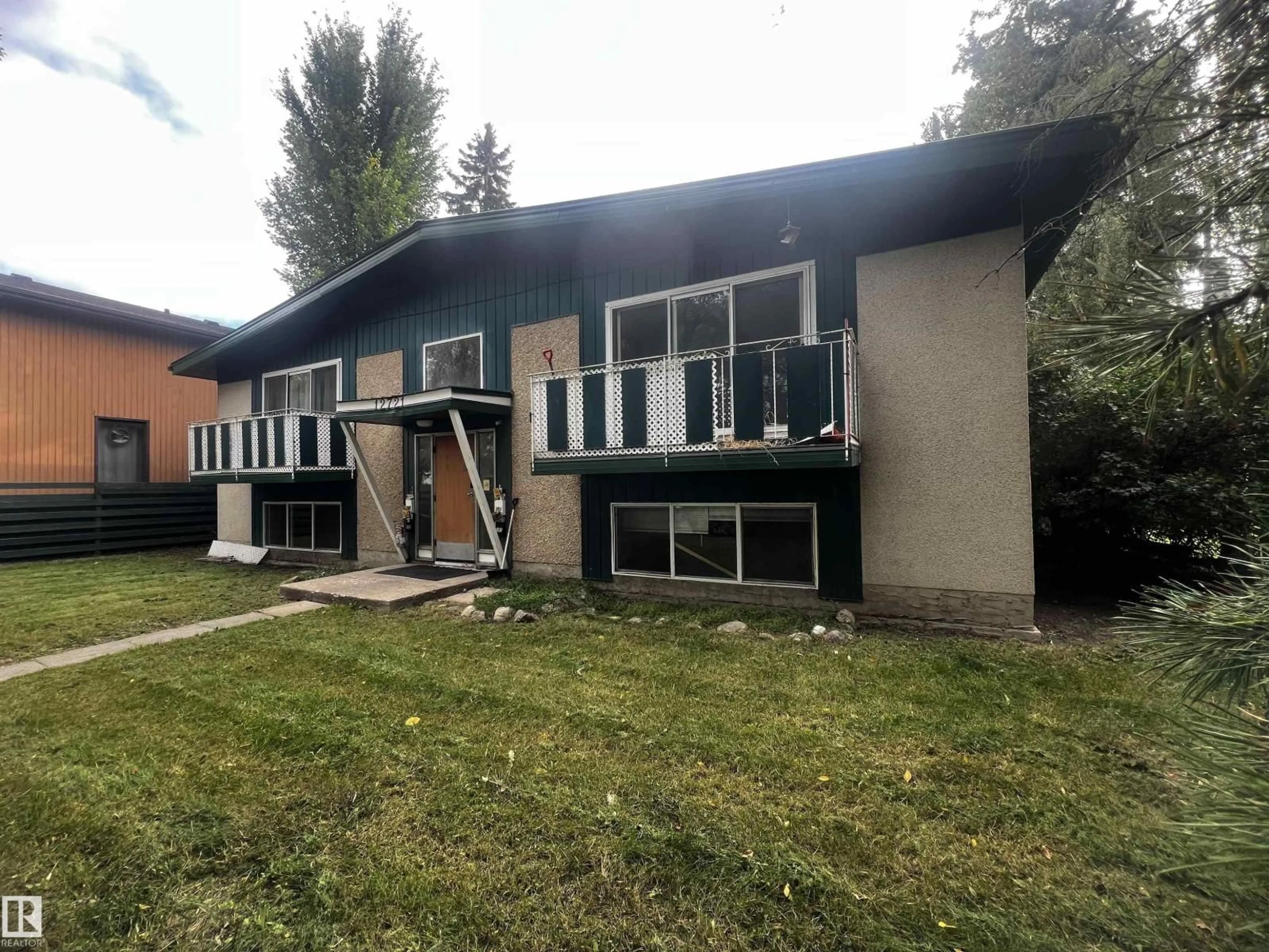 Home with vinyl exterior material, building for 12719 118 ST, Edmonton Alberta T5E5K9