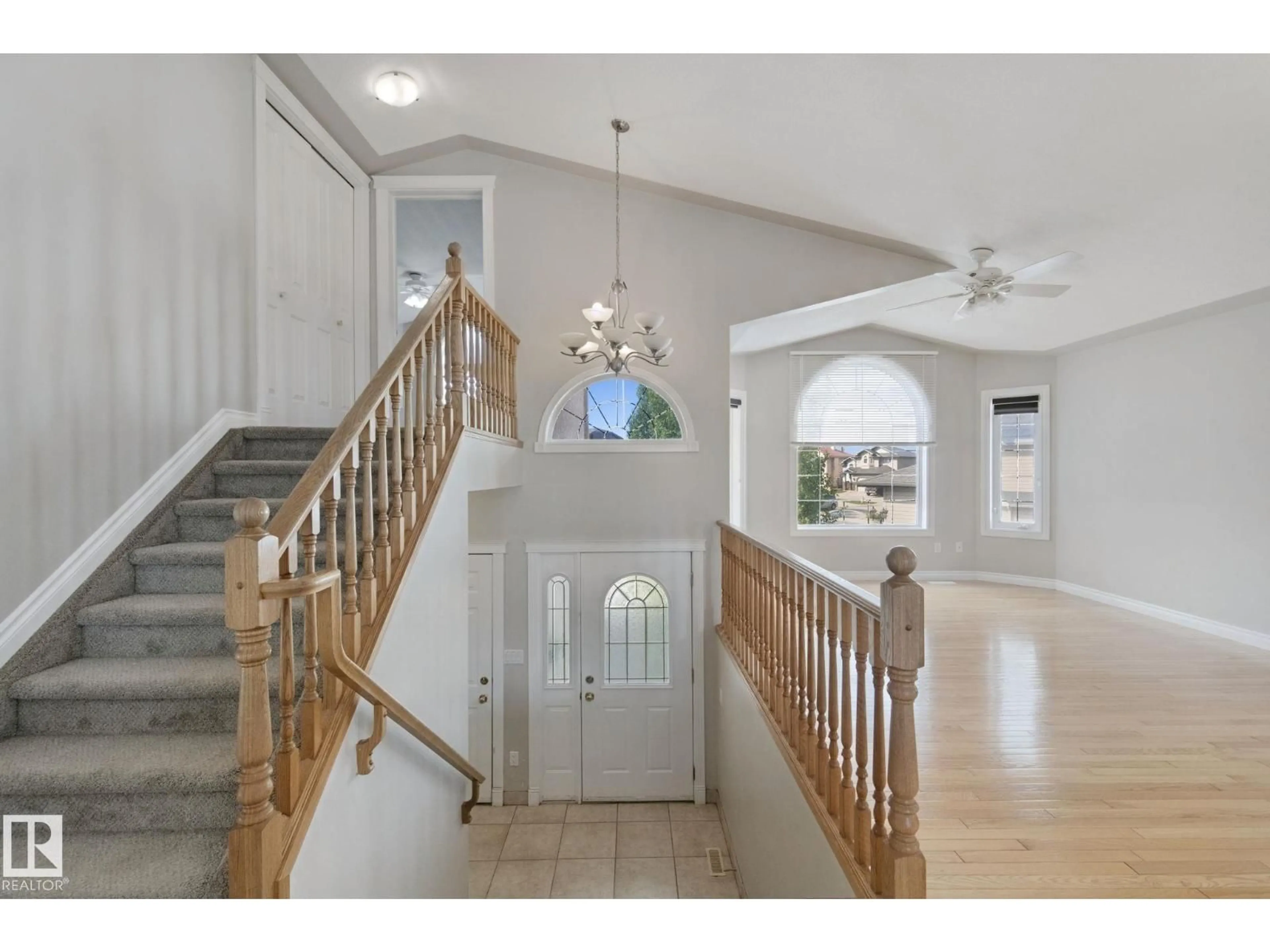 Indoor foyer for NW - 16807 78 ST, Edmonton Alberta T5Z3Y6