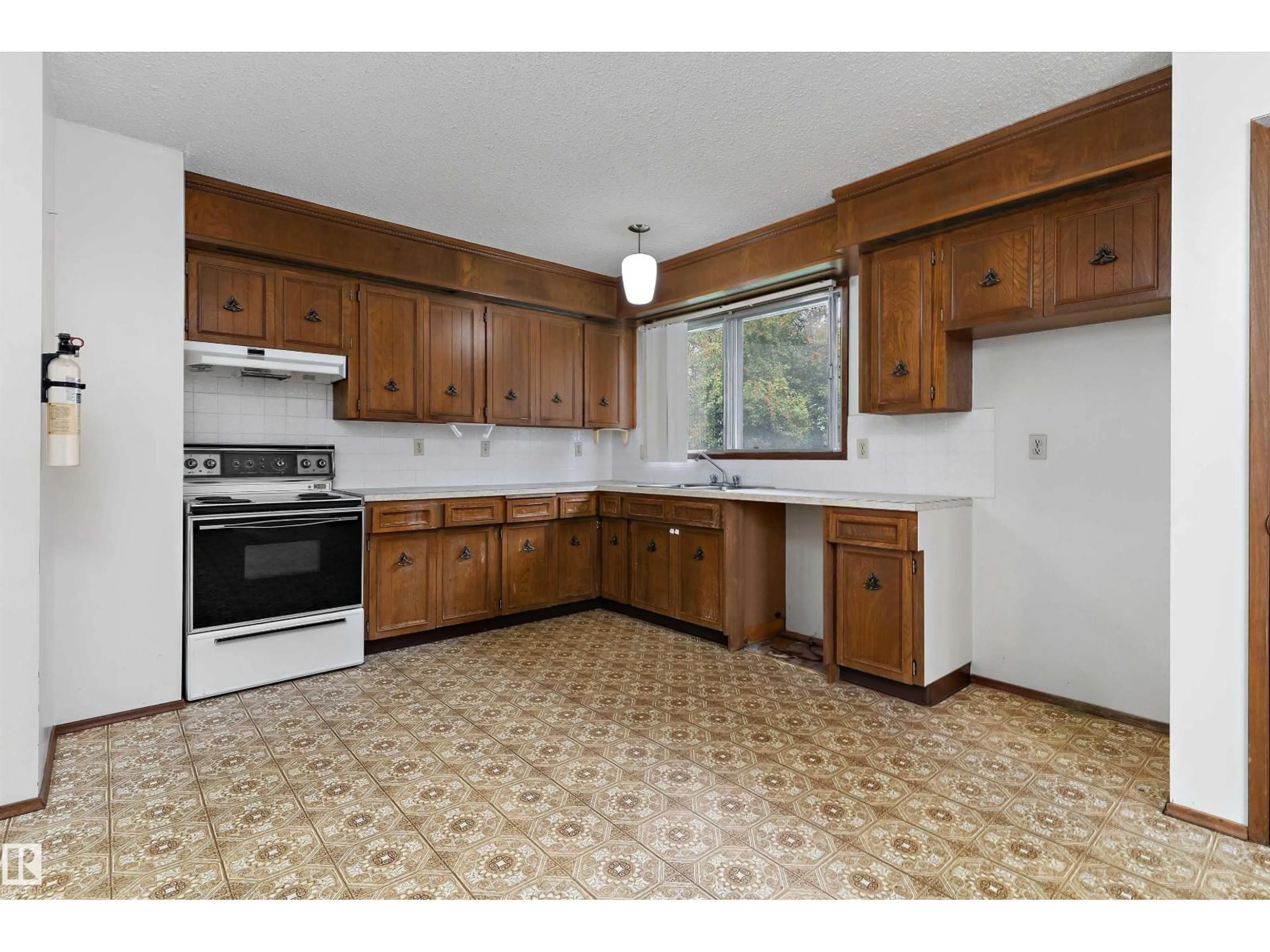 Standard kitchen, unknown for NW - 1139 68 ST, Edmonton Alberta T6K3K3