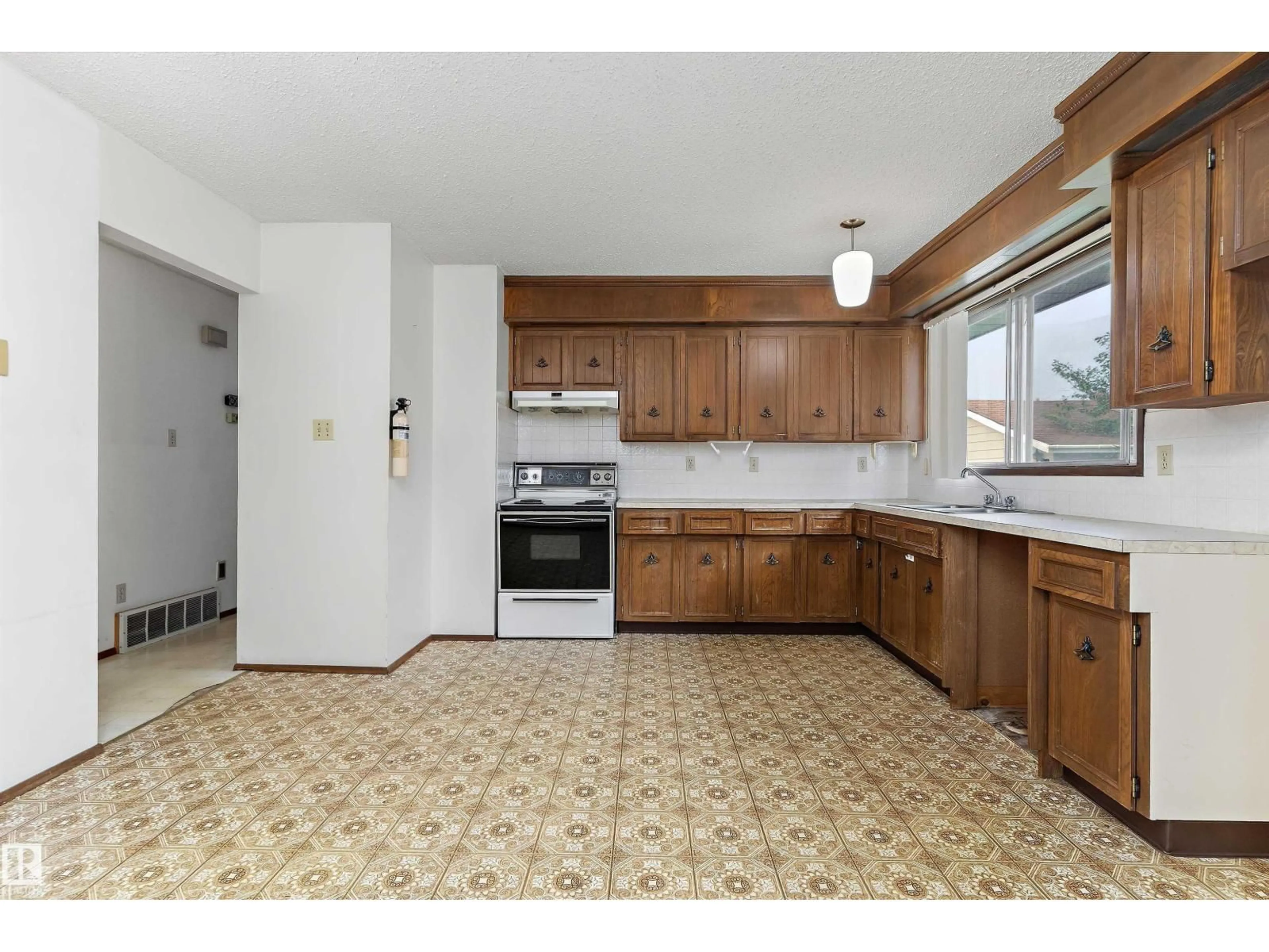 Standard kitchen, unknown for NW - 1139 68 ST, Edmonton Alberta T6K3K3