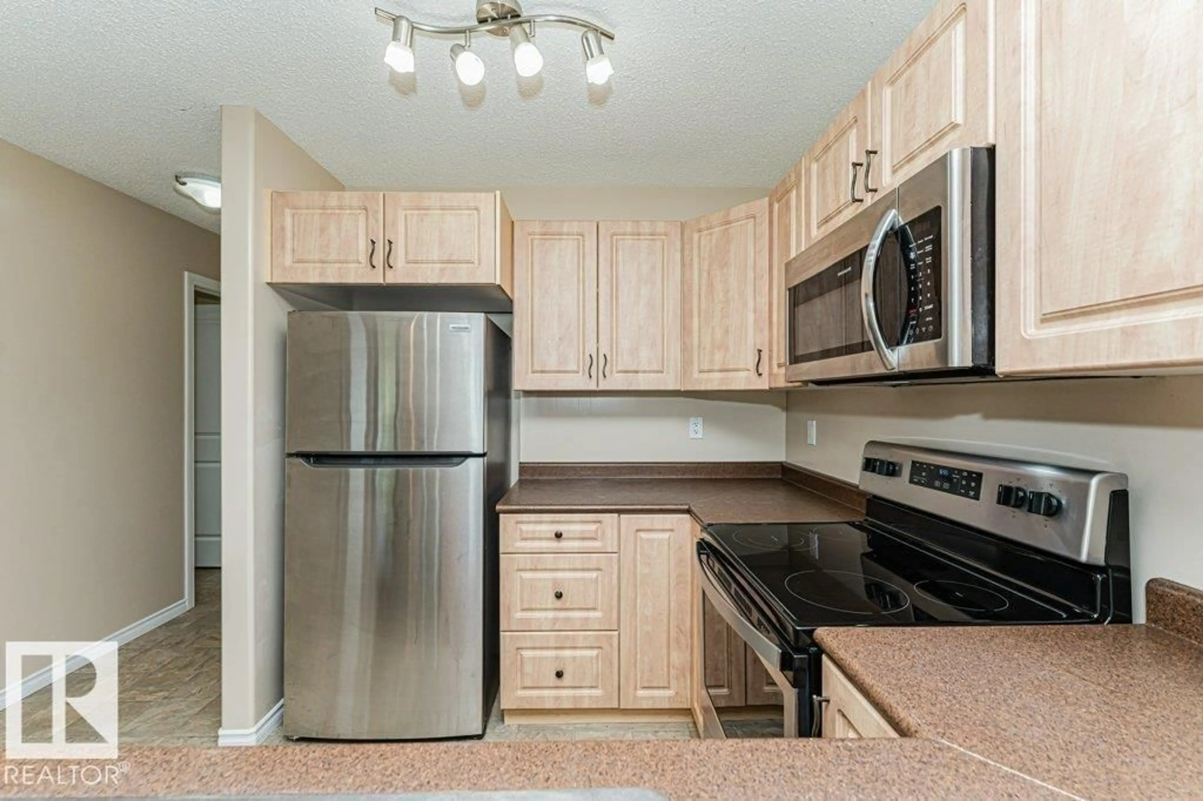 Standard kitchen, unknown for 15 - 31 WOODSMERE CL, Fort Saskatchewan Alberta T8L4S2