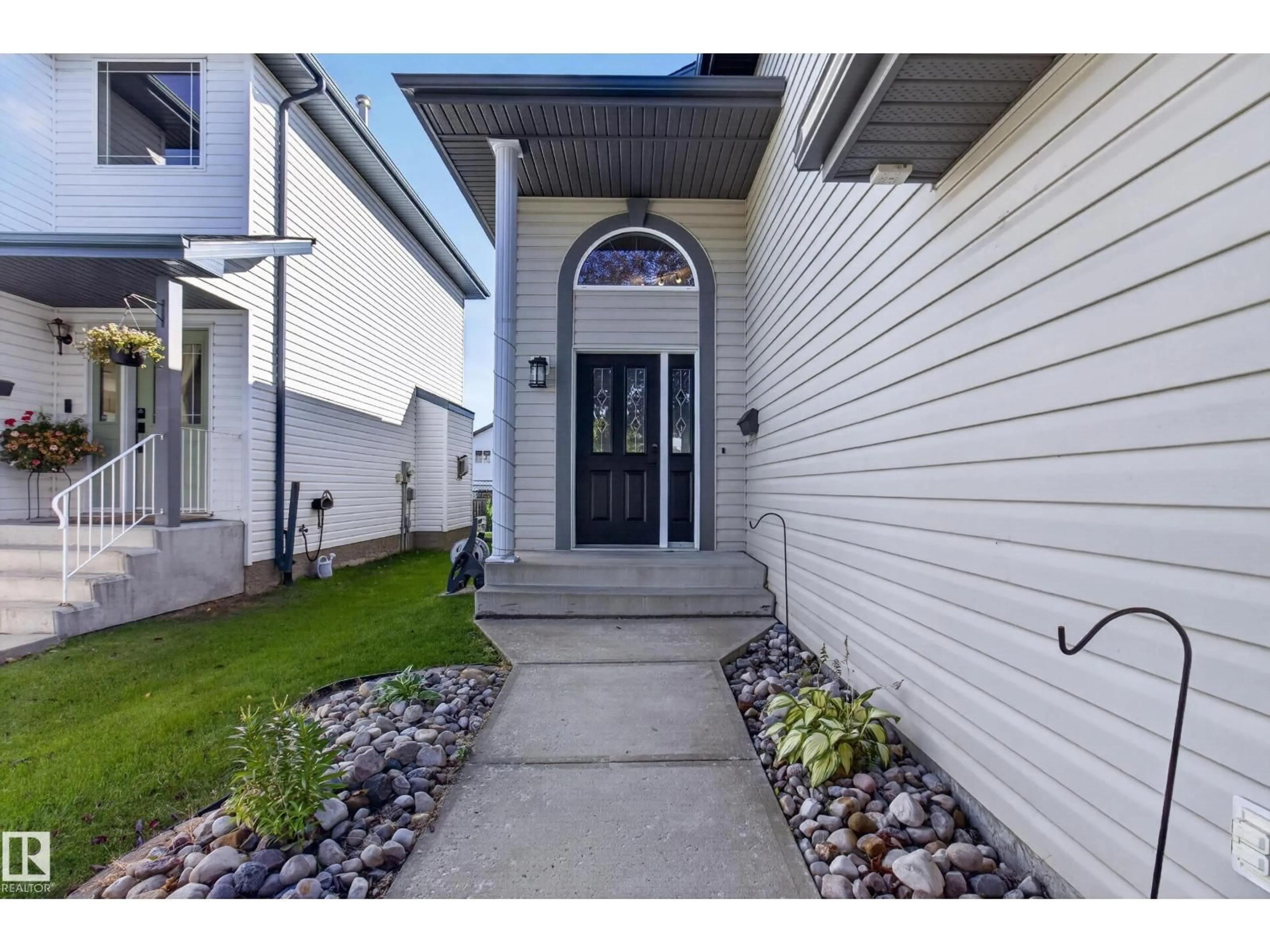 Indoor entryway for 443 FOXBORO WY, Sherwood Park Alberta T8A6K5