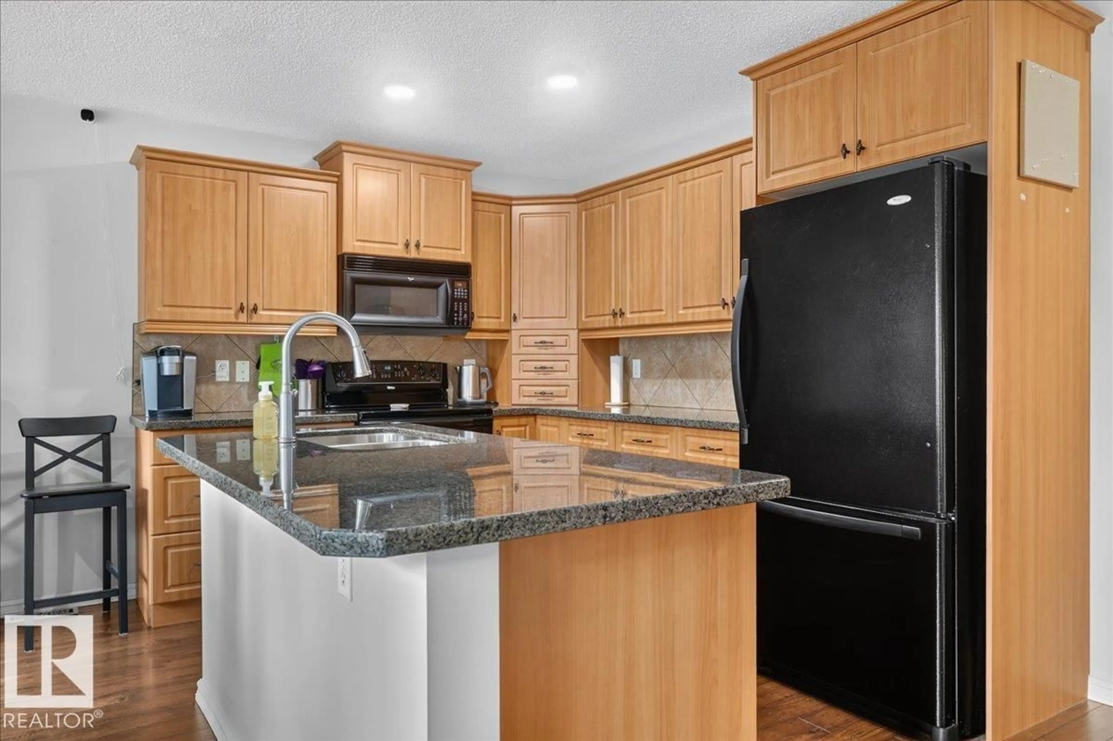Standard kitchen, unknown for SW - 8503 11 AV, Edmonton Alberta T6X1J4