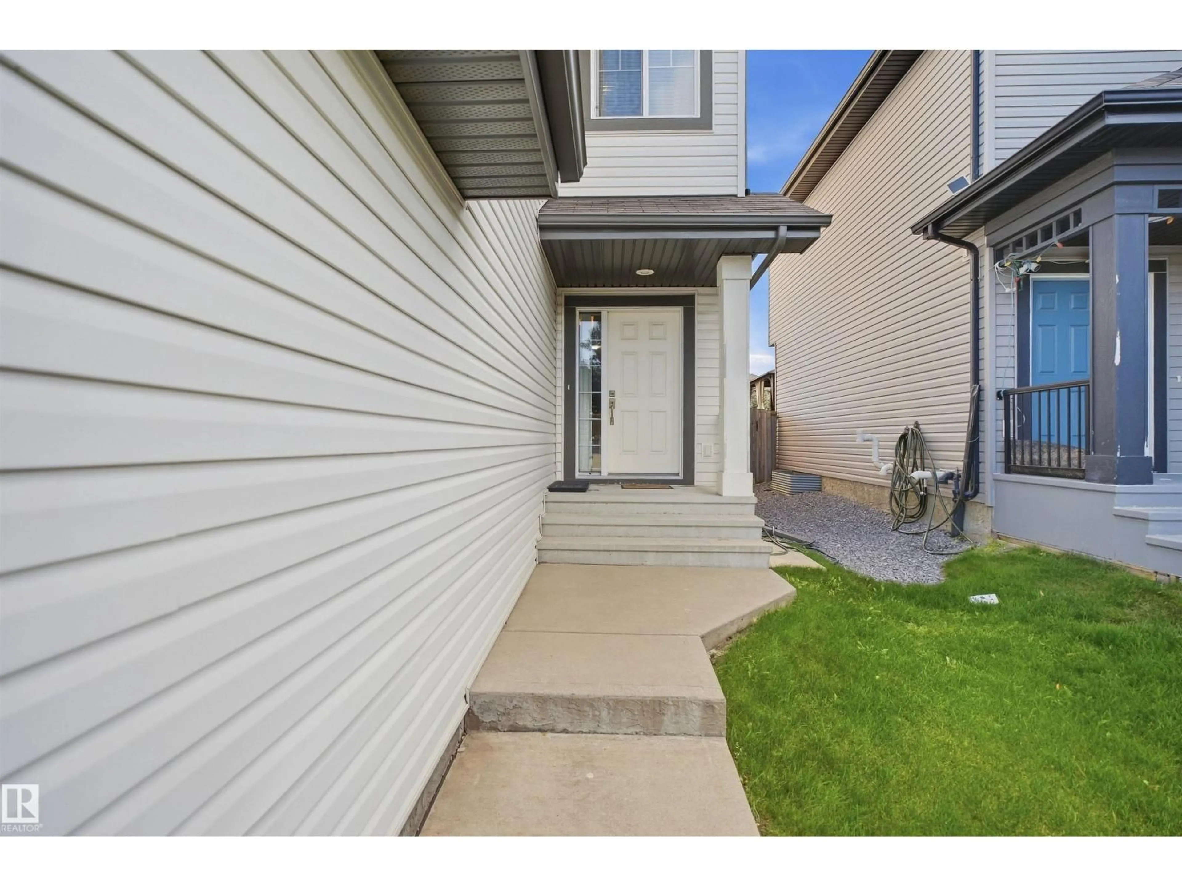 Indoor entryway for NW - 1523 36 AV, Edmonton Alberta T6T0M5