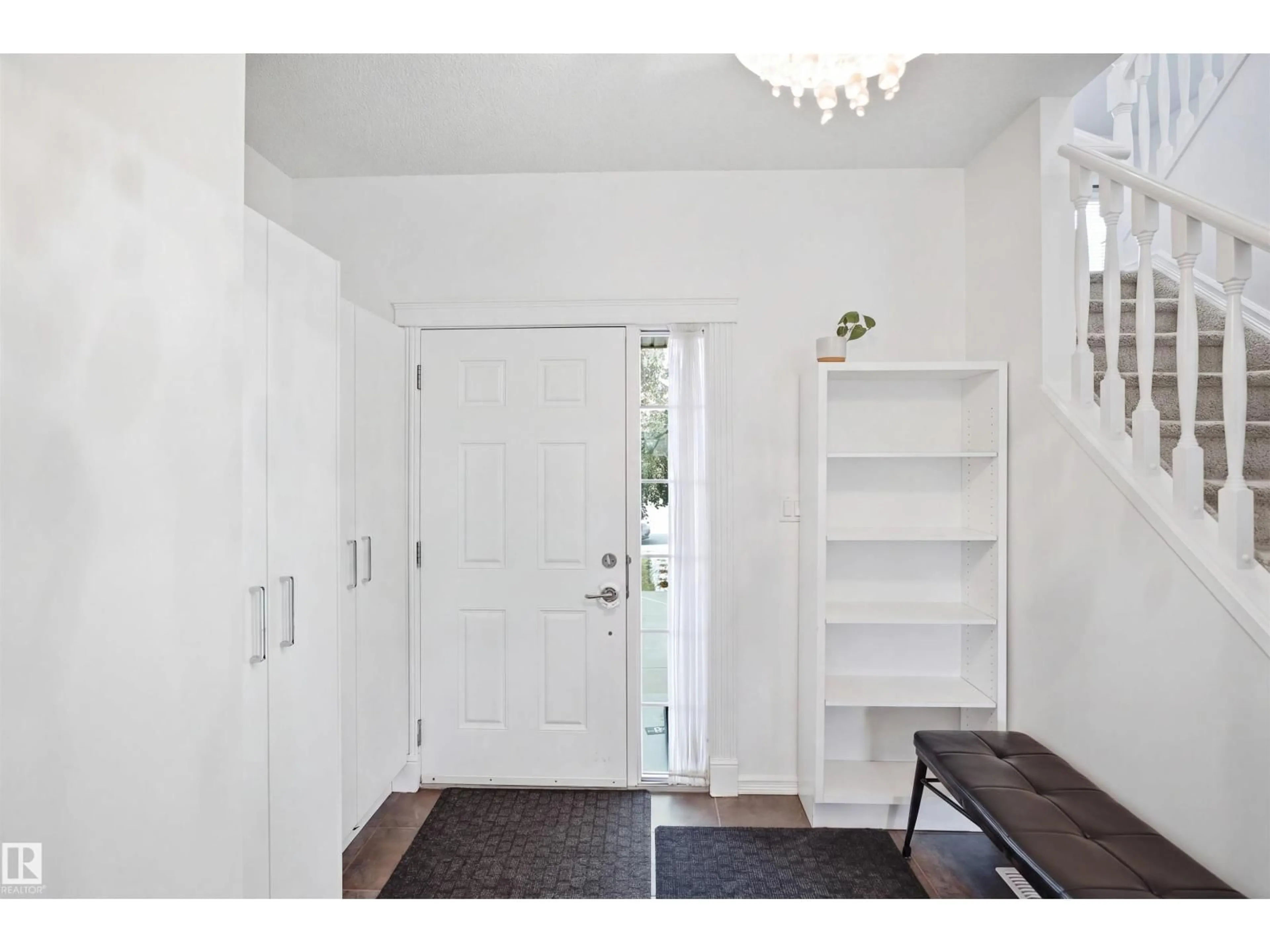 Indoor entryway for NW - 1523 36 AV, Edmonton Alberta T6T0M5
