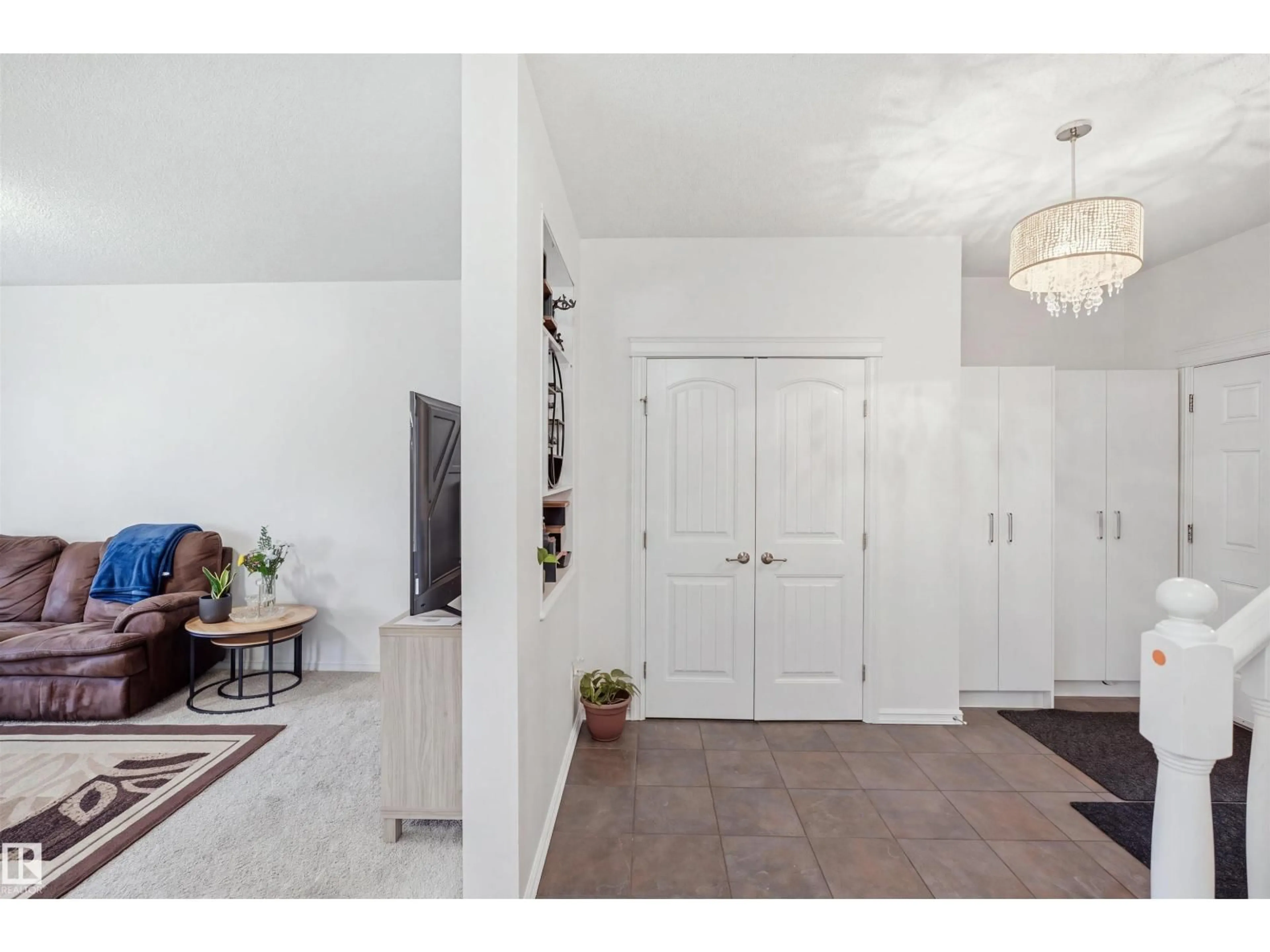 Indoor entryway for NW - 1523 36 AV, Edmonton Alberta T6T0M5