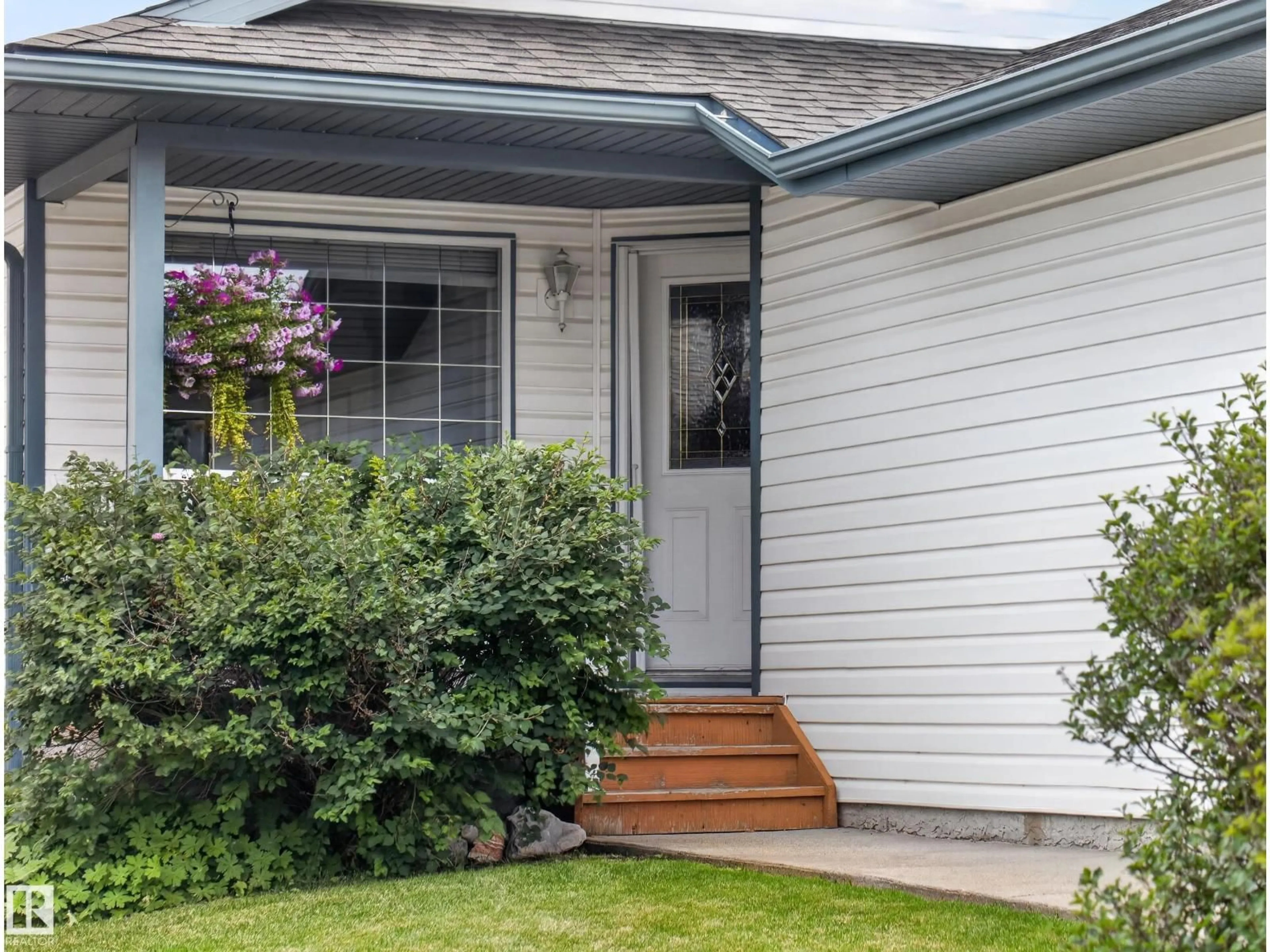 Home with vinyl exterior material, street for 46 HAWTHORNE CR, St. Albert Alberta T8N6N7