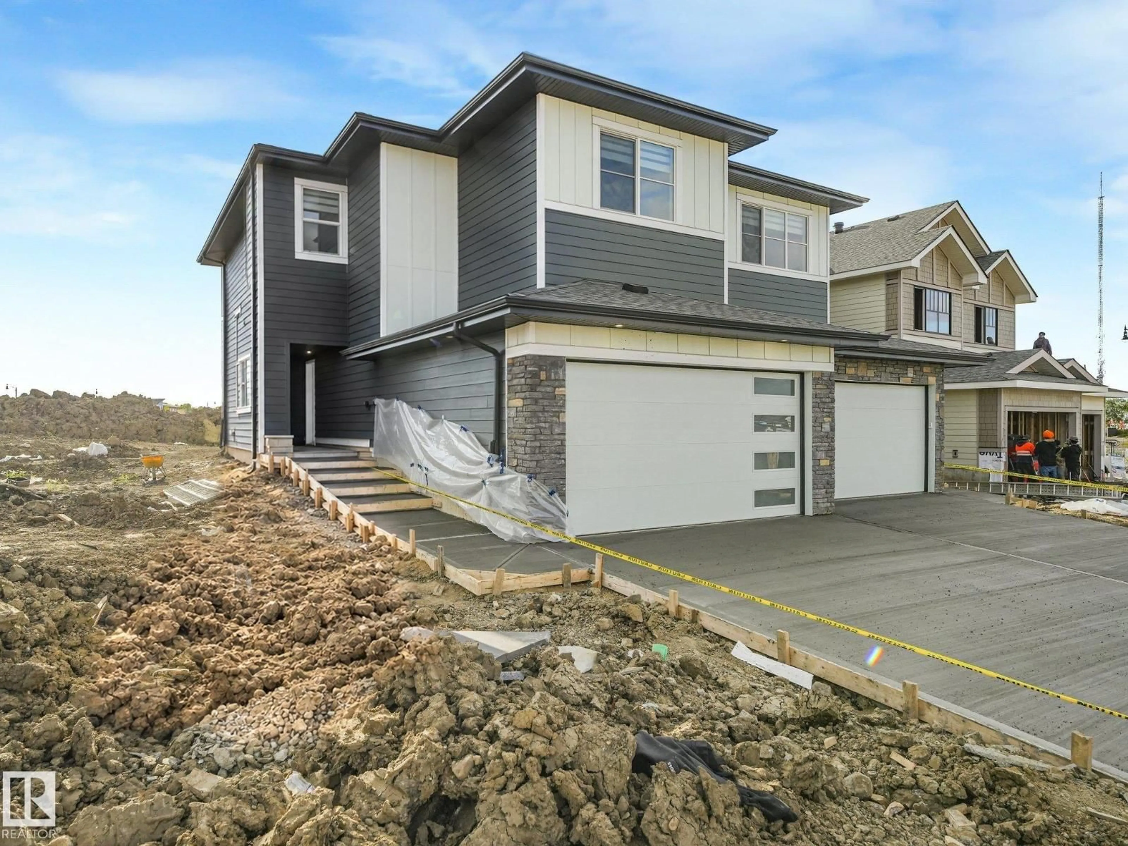 Home with vinyl exterior material, street for 102 RAVENSHIRE WYND, Sherwood Park Alberta T8B0G3