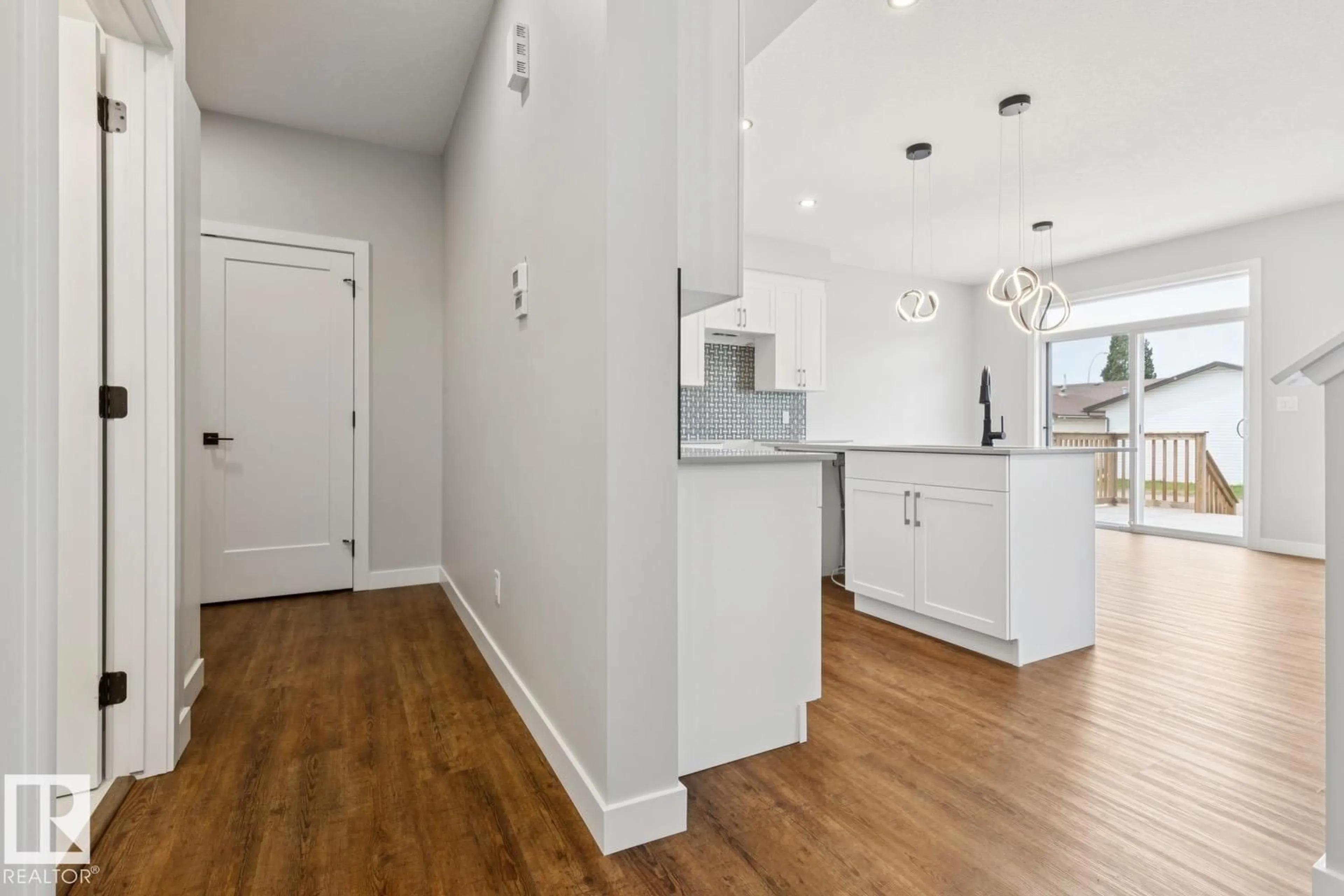 Open concept kitchen, unknown for 72 MAPLE CR, Gibbons Alberta T0A1N0