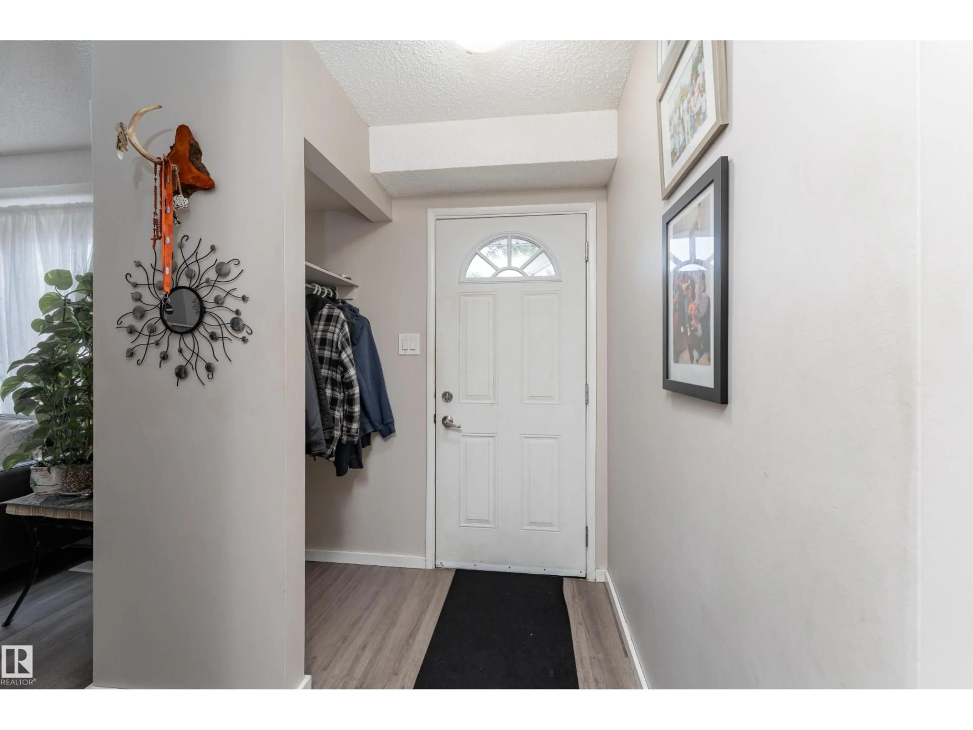 Indoor entryway for 66 WILLOWDALE PL, Edmonton Alberta T5T1Z4