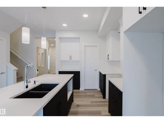 18647 19 AV, Edmonton 3