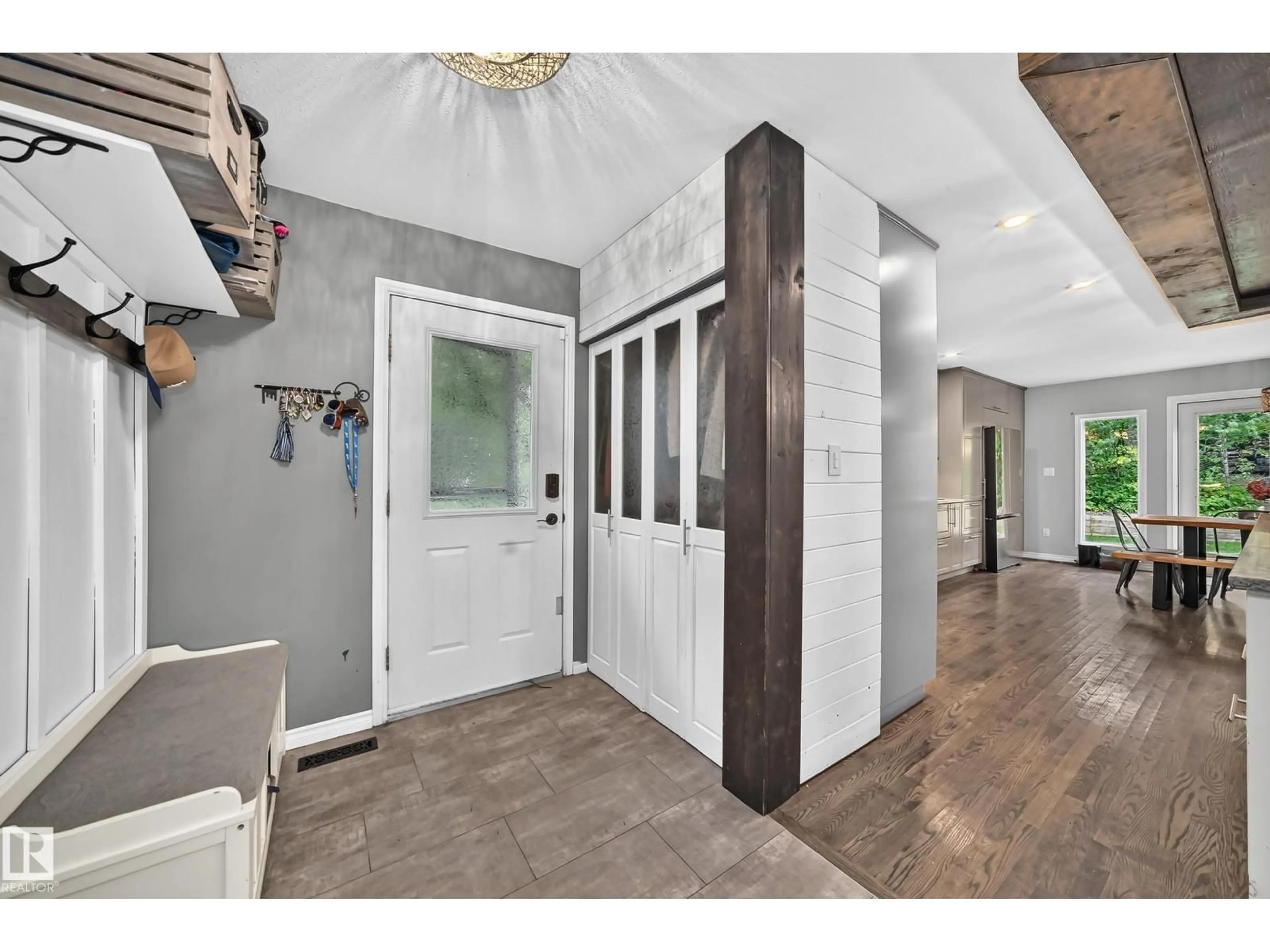 Indoor entryway for 53504 - 36 RGE RD 274, Rural Parkland County Alberta T7X3T1