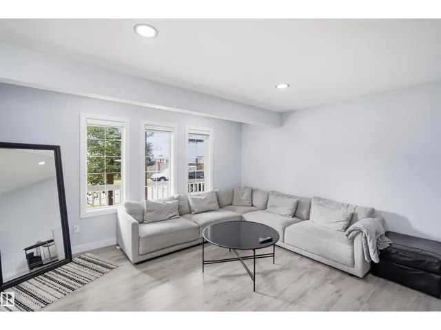 2122 37 AV, Edmonton