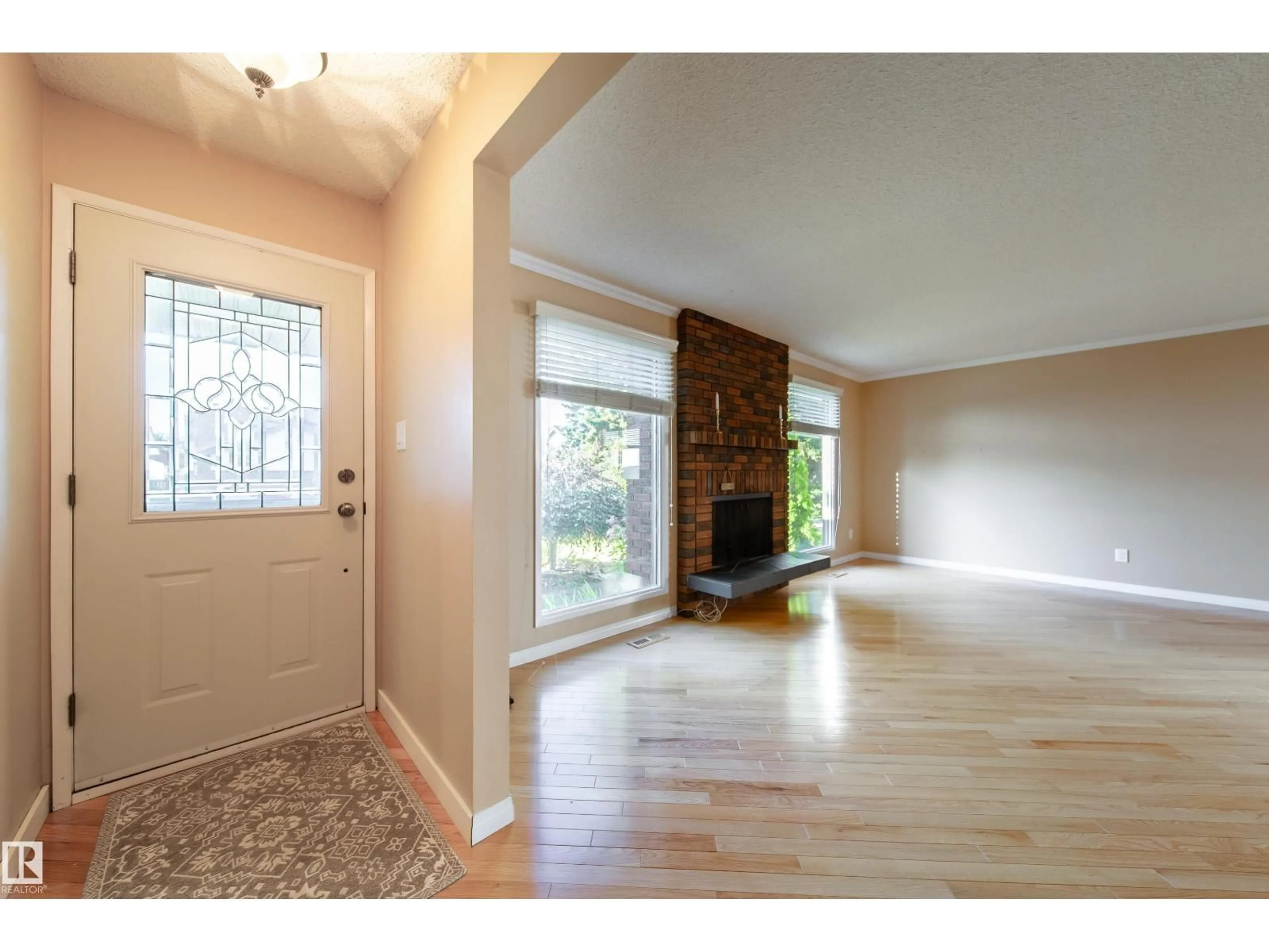 Indoor entryway for 10438 32A AV, Edmonton Alberta T6J4H9