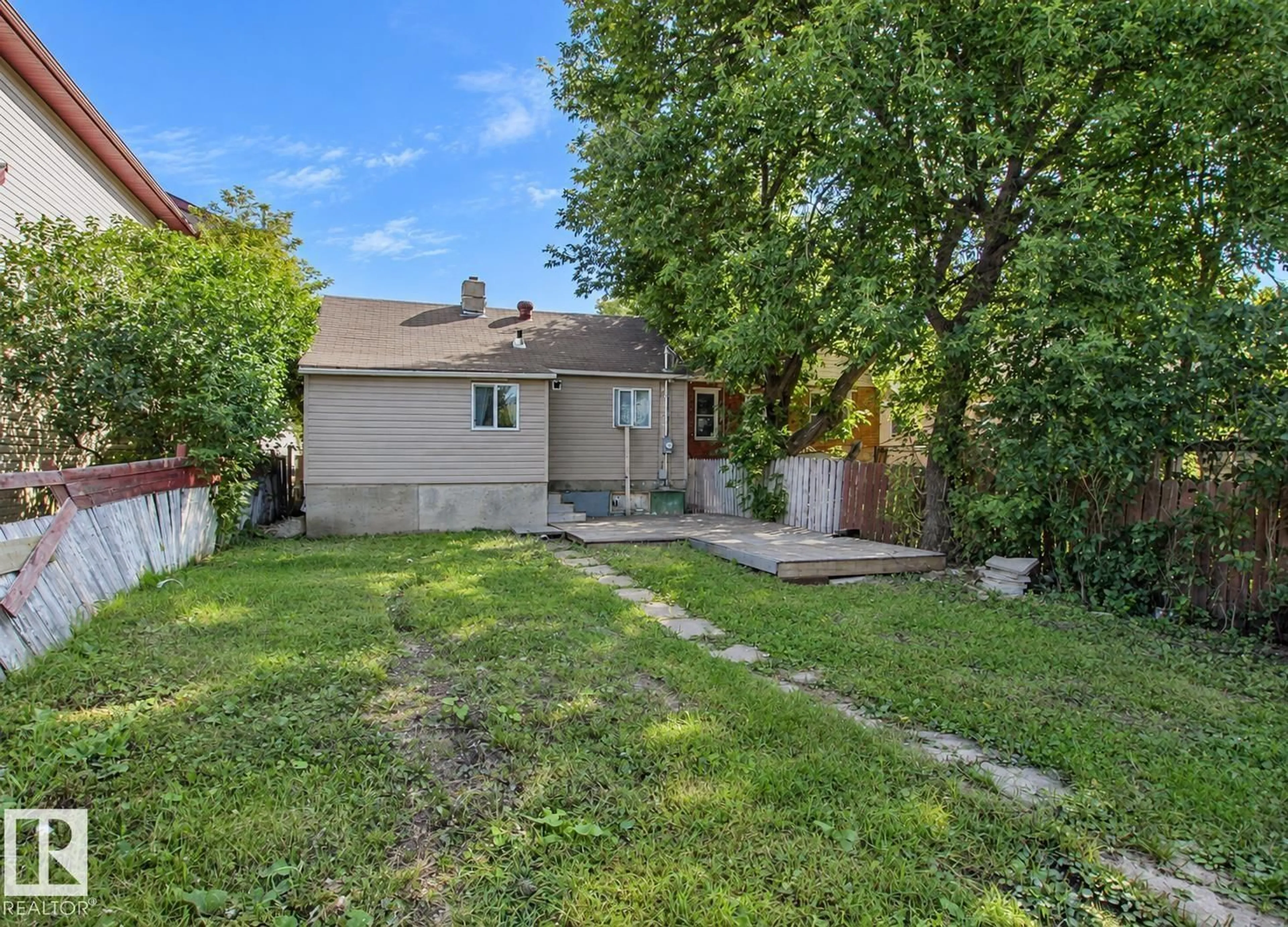 A pic from outside/outdoor area/front of a property/back of a property/a pic from drone, street for NW - 11524 81 ST, Edmonton Alberta T5B2R8