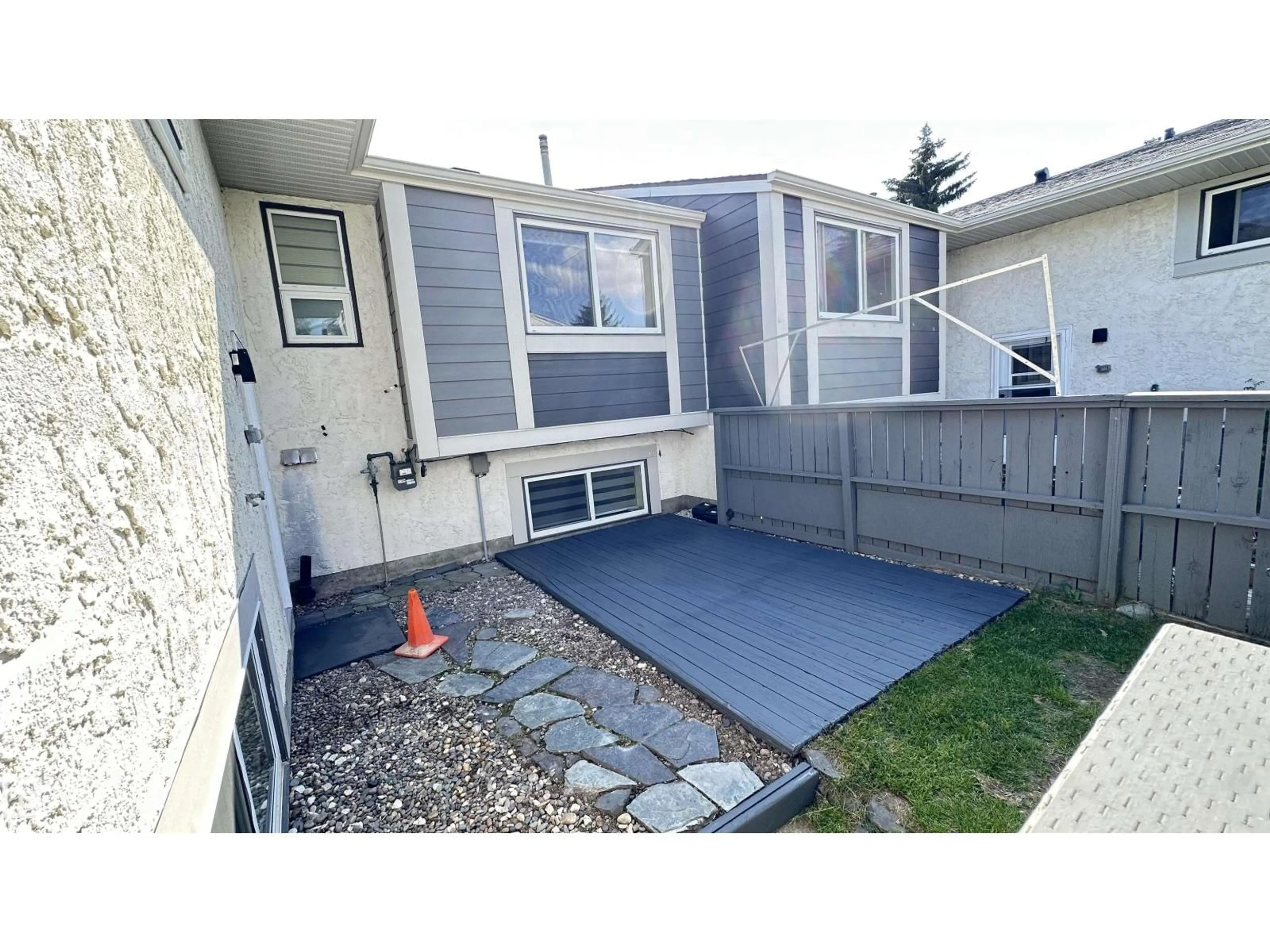 Unknown for 633 WILLOW CO NW, Edmonton Alberta T5T2K7