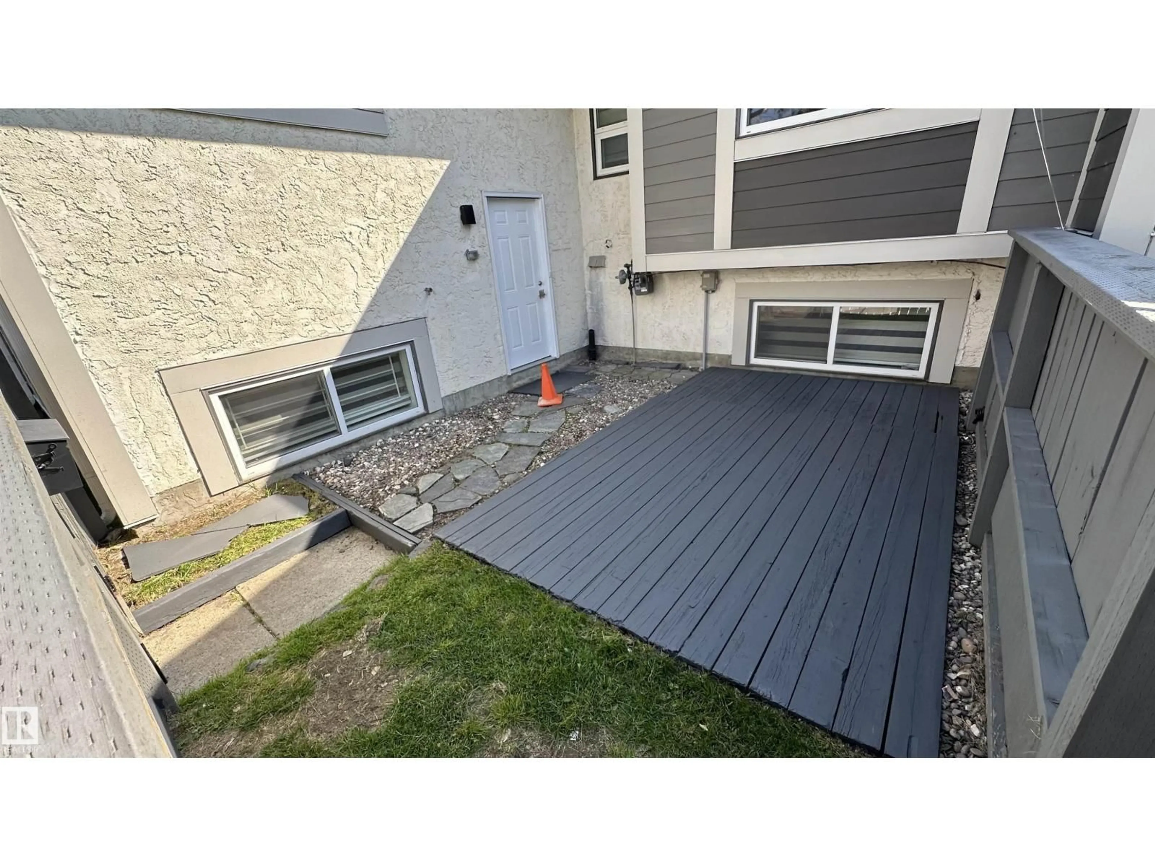 Patio, street for 633 WILLOW CO NW, Edmonton Alberta T5T2K7