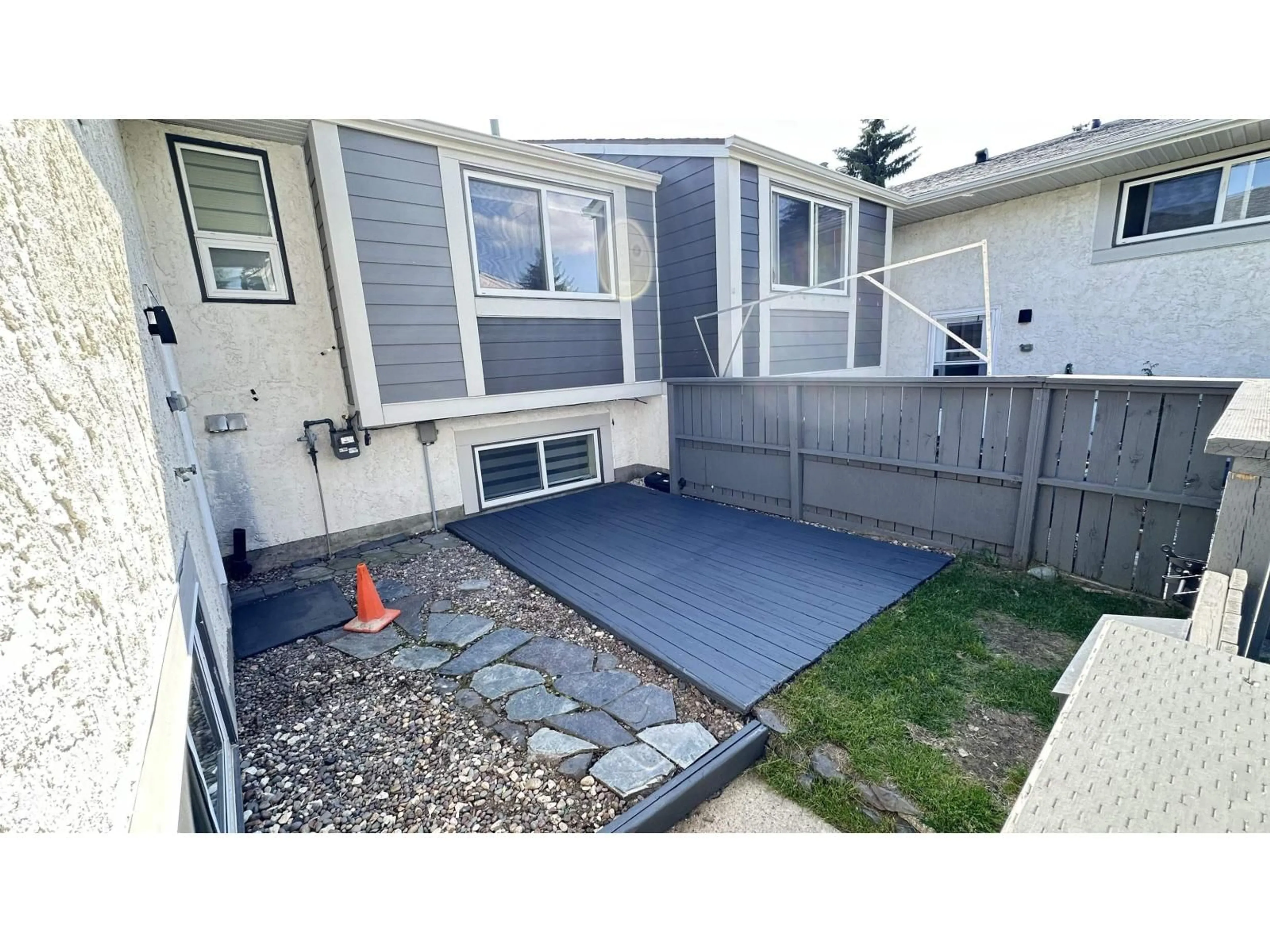 Unknown for 633 WILLOW CO NW, Edmonton Alberta T5T2K7