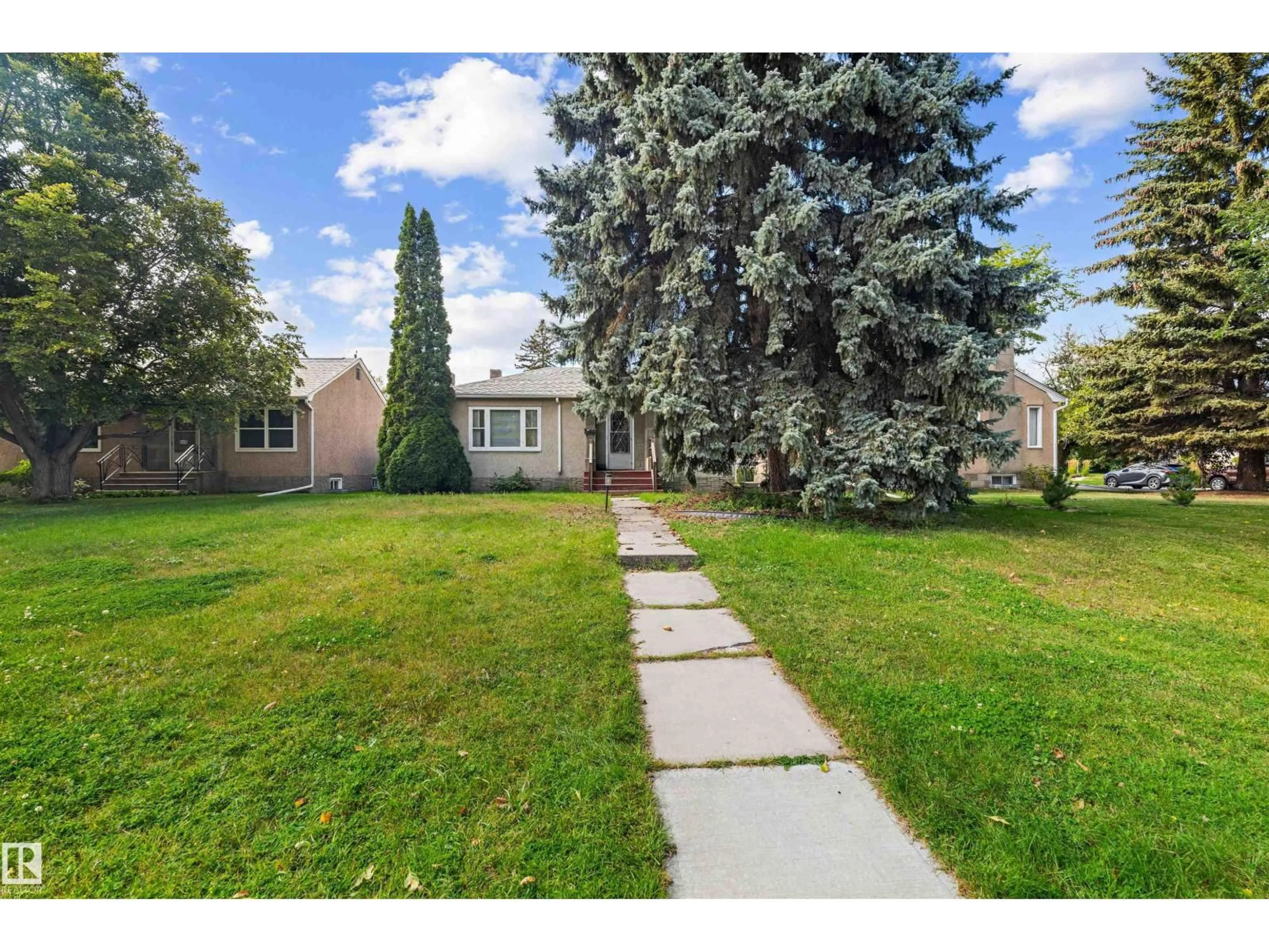 A pic from outside/outdoor area/front of a property/back of a property/a pic from drone, street for 10982 117 ST NW, Edmonton Alberta T5H3N6