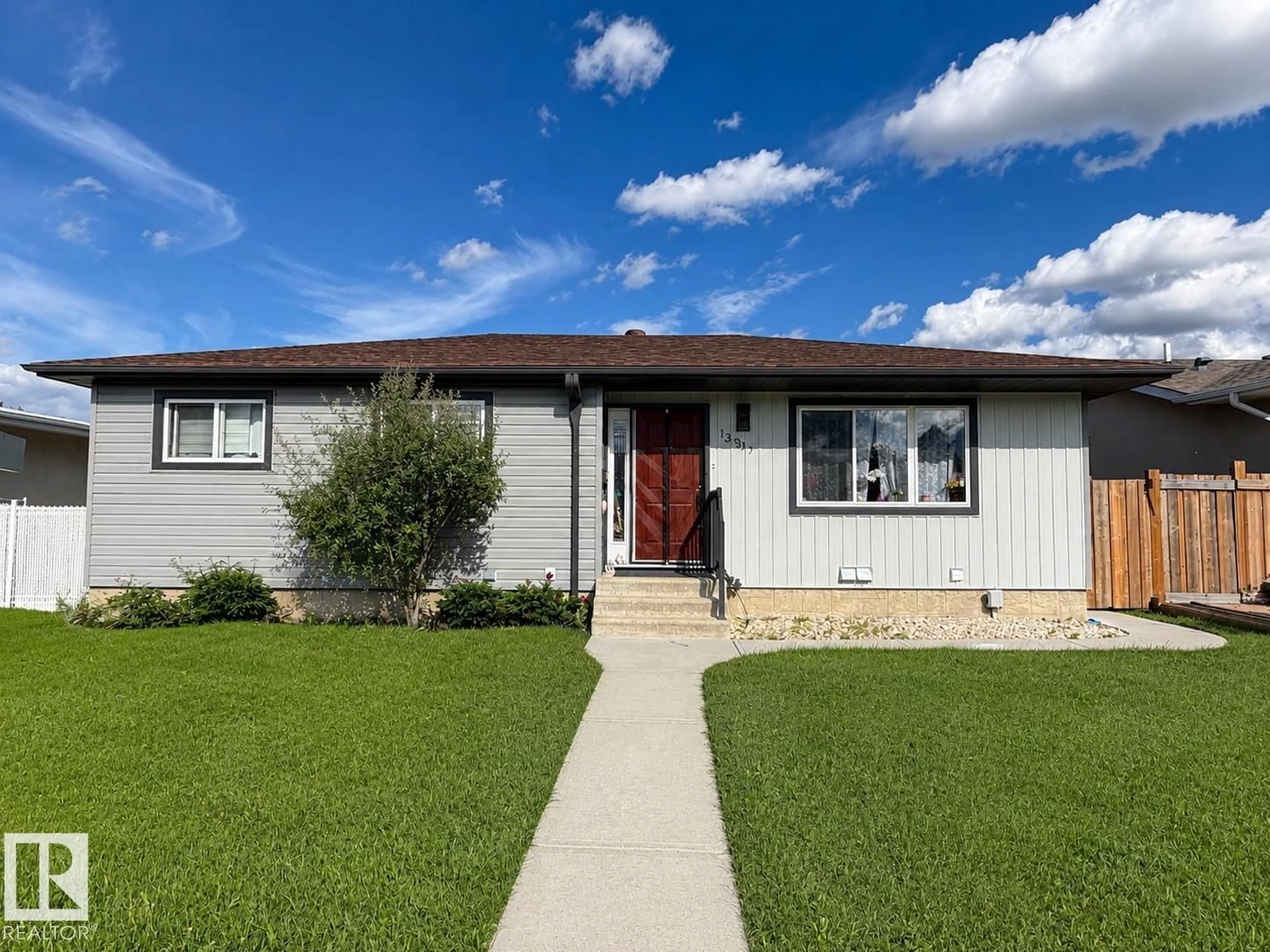 Home with vinyl exterior material, street for NW - 13907 88 ST, Edmonton Alberta T5E3J1