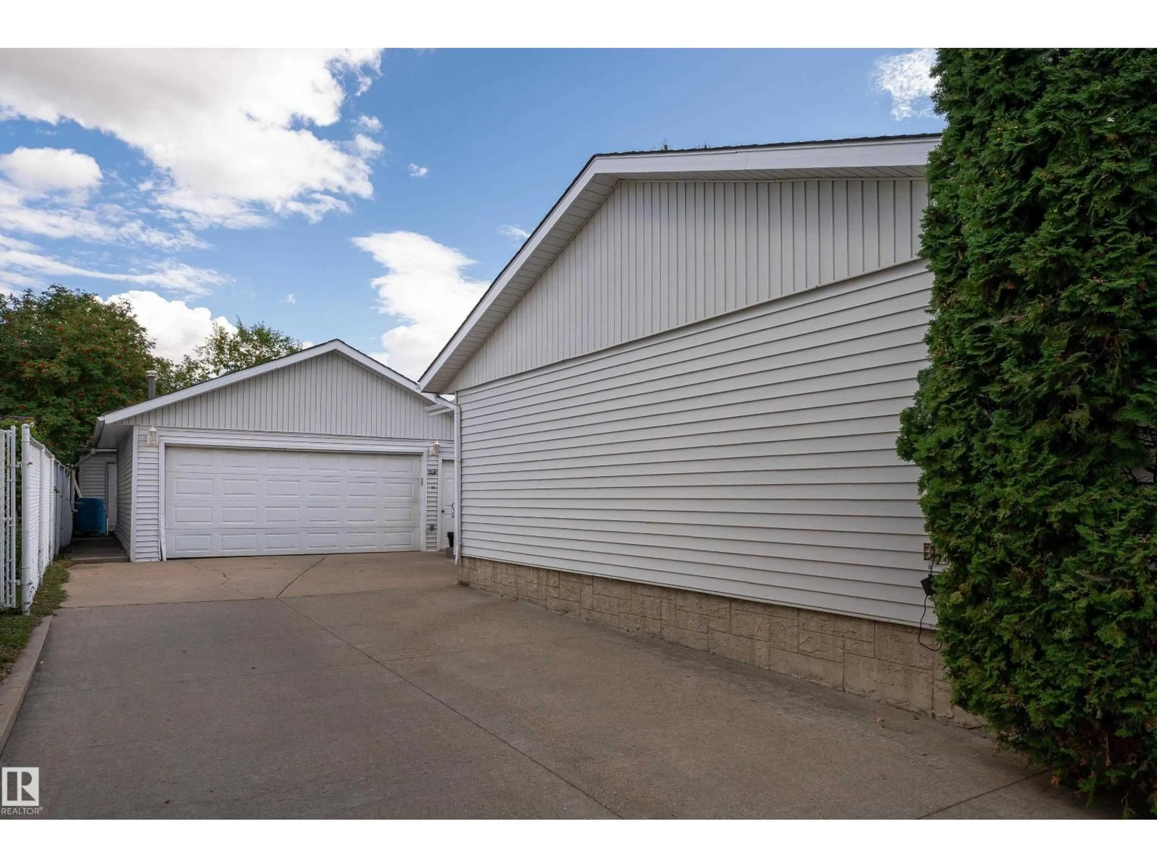Indoor garage for 8531 94 AV, Fort Saskatchewan Alberta T8L2R7