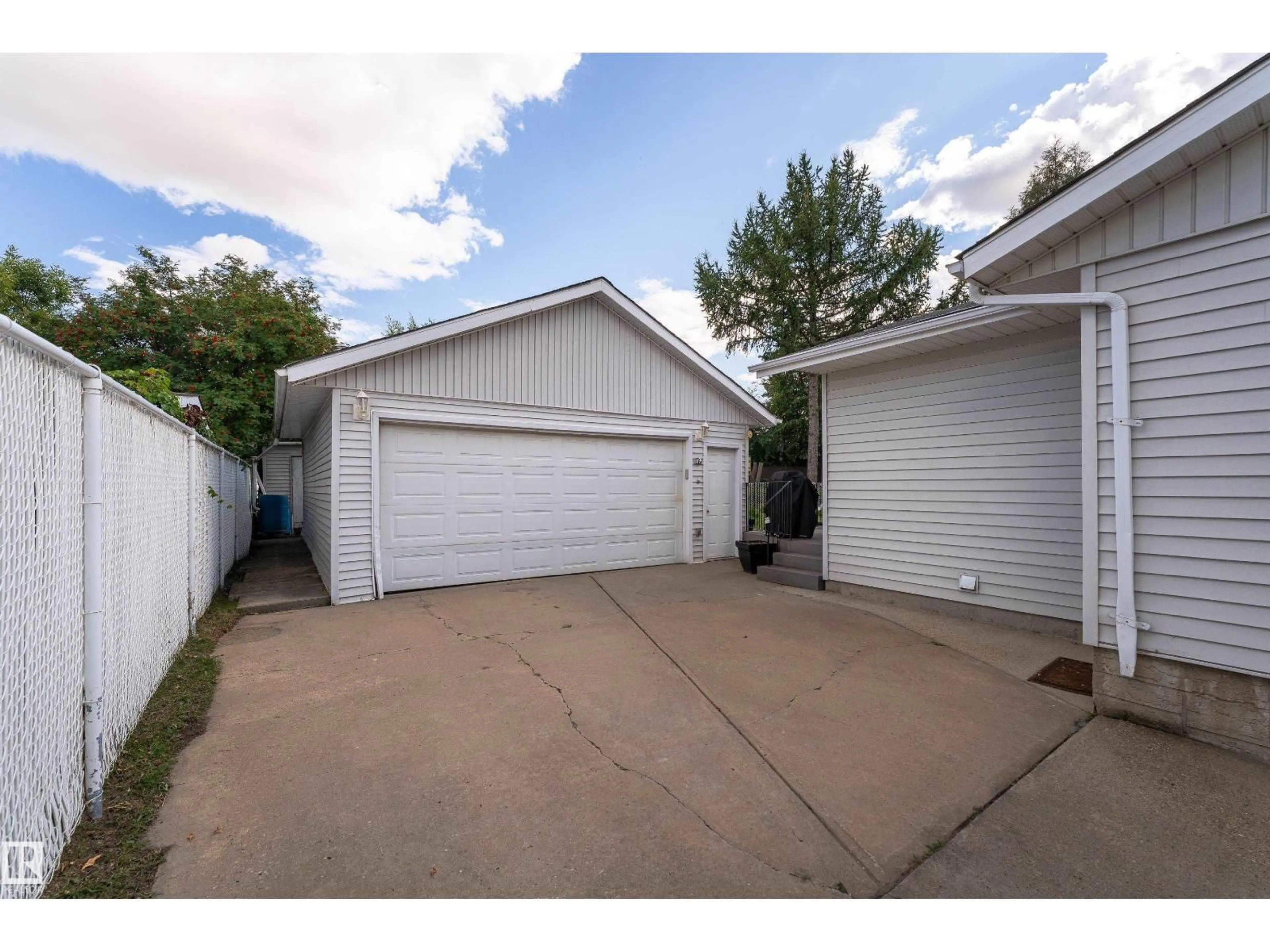 Indoor garage for 8531 94 AV, Fort Saskatchewan Alberta T8L2R7