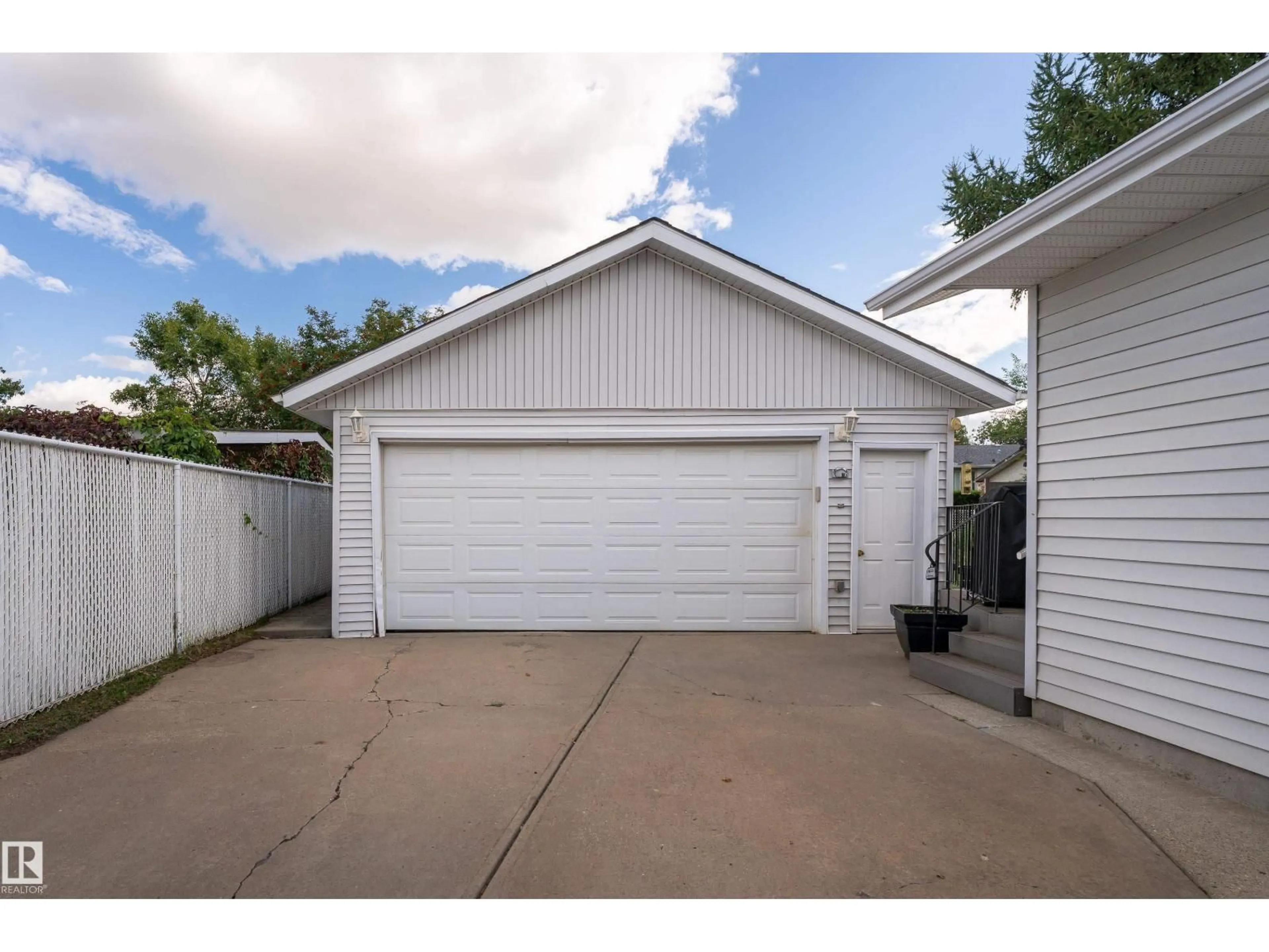 Indoor garage for 8531 94 AV, Fort Saskatchewan Alberta T8L2R7